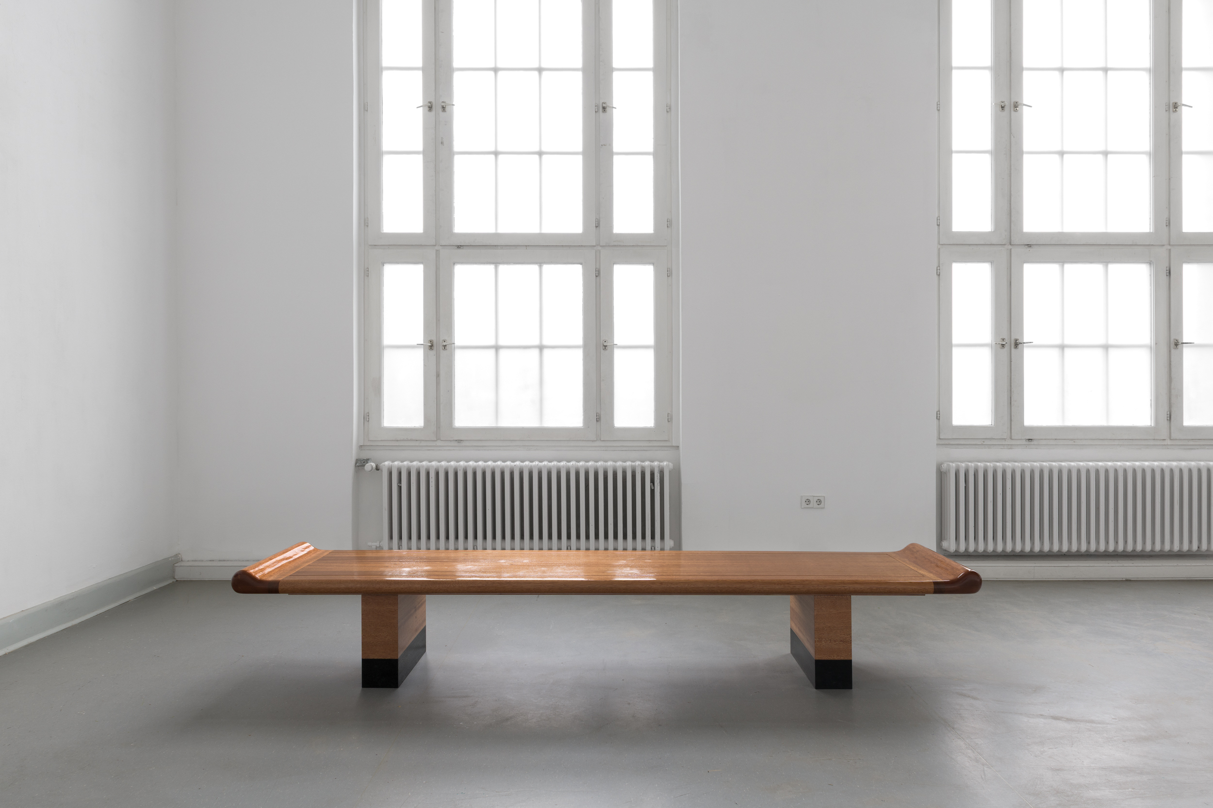 Miriam Umín, Anlage 02, Replica of Bench from the Gemäldegalerie of the National Museums in Berlin (designed by Hilmer Sattler Architects, 1998), 2025, Meranti wood, pinewood, plate connectors, piano finish, 50 x 70 x 300 cm