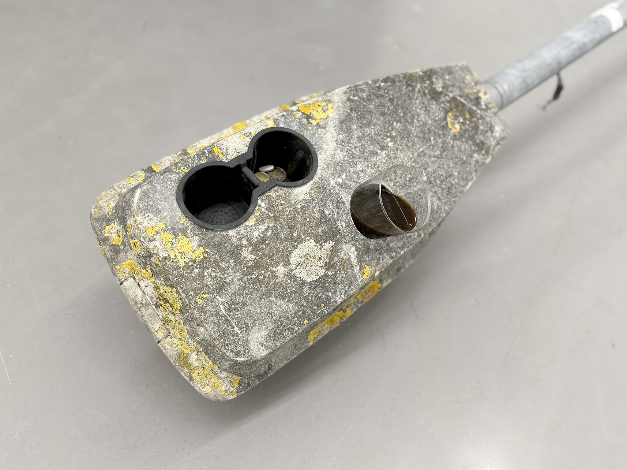 Rodrigo Red Sandoval - Energy exchange (2025); Lamp pole, glass with coffee, cup holder and change (320x40x40cm), courtesy of the artist and Platform