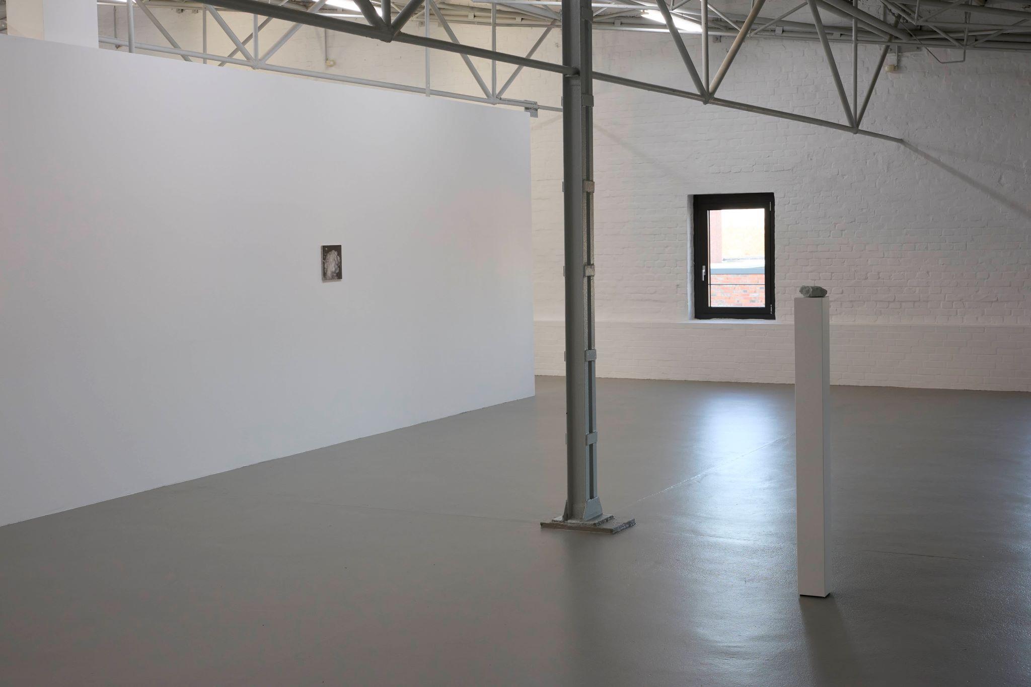 Jelena Bulajić, Untitled (after Bernini), 2020. Courtesy the artist and carlier | gebauer, Berlin/Madrid + After Stone 1-1-3, 2025. Courtesy the artist. Installationsansicht Kunsthalle Münster. Foto: Moritz Hagedorn