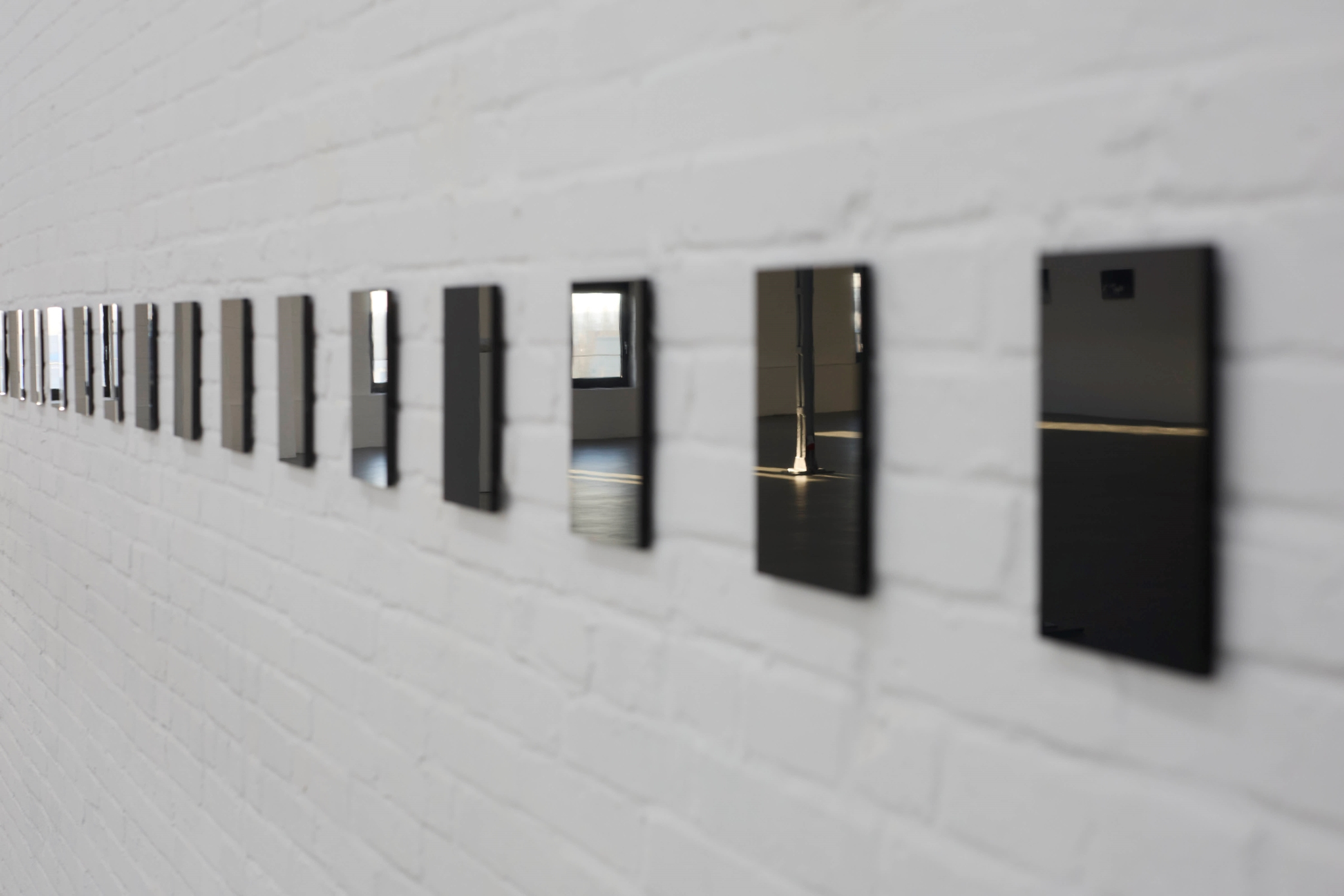 Jelena Bulajić, White on Black 1-4 (40) (detail), 2025, Set aus vierzig Elementen. Courtesy the artist. Foto: Kunsthalle Münster / Moritz Hagedorn