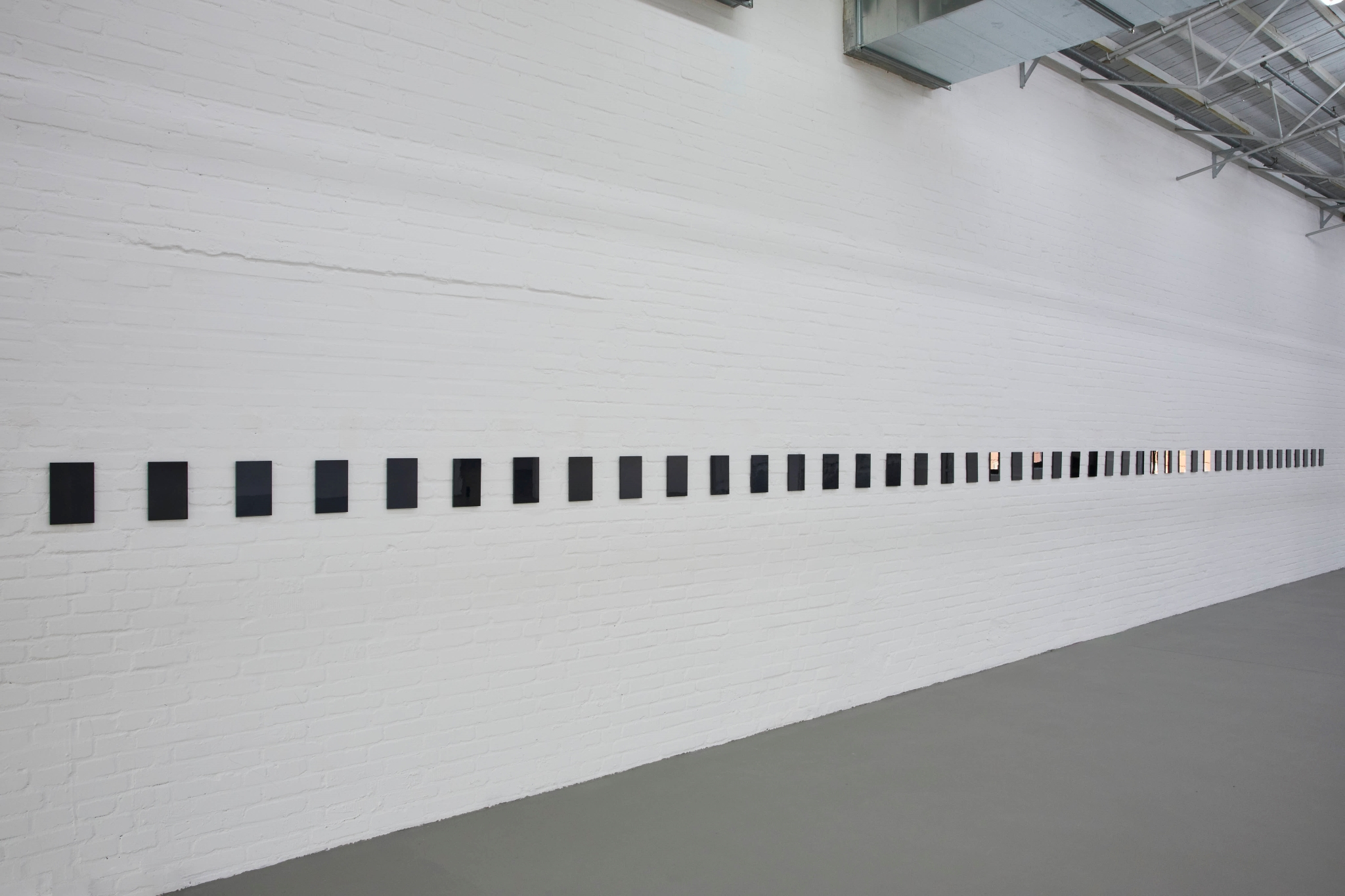 Jelena Bulajić, White on Black 1-4 (1), 2024 + White on Black 1-5 (40), 2025. Courtesy the artist; White on Black 1-1 (6), 2024. Courtesy the artist and carlier | gebauer, Berlin/Madrid. Foto: Kunsthalle Münster / Moritz Hagedorn