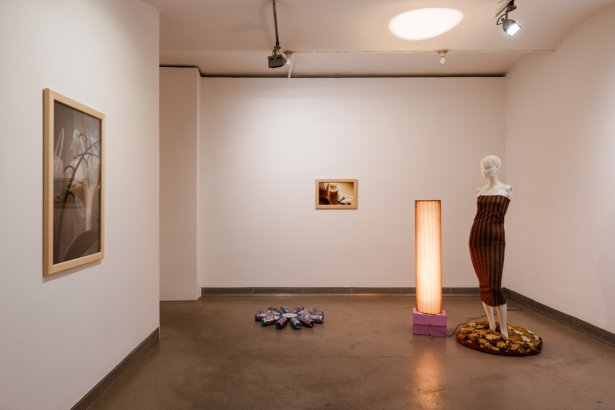 Rosen im Dezember, exhibition view, Lombardi—Kargl, Vienna, 2025
