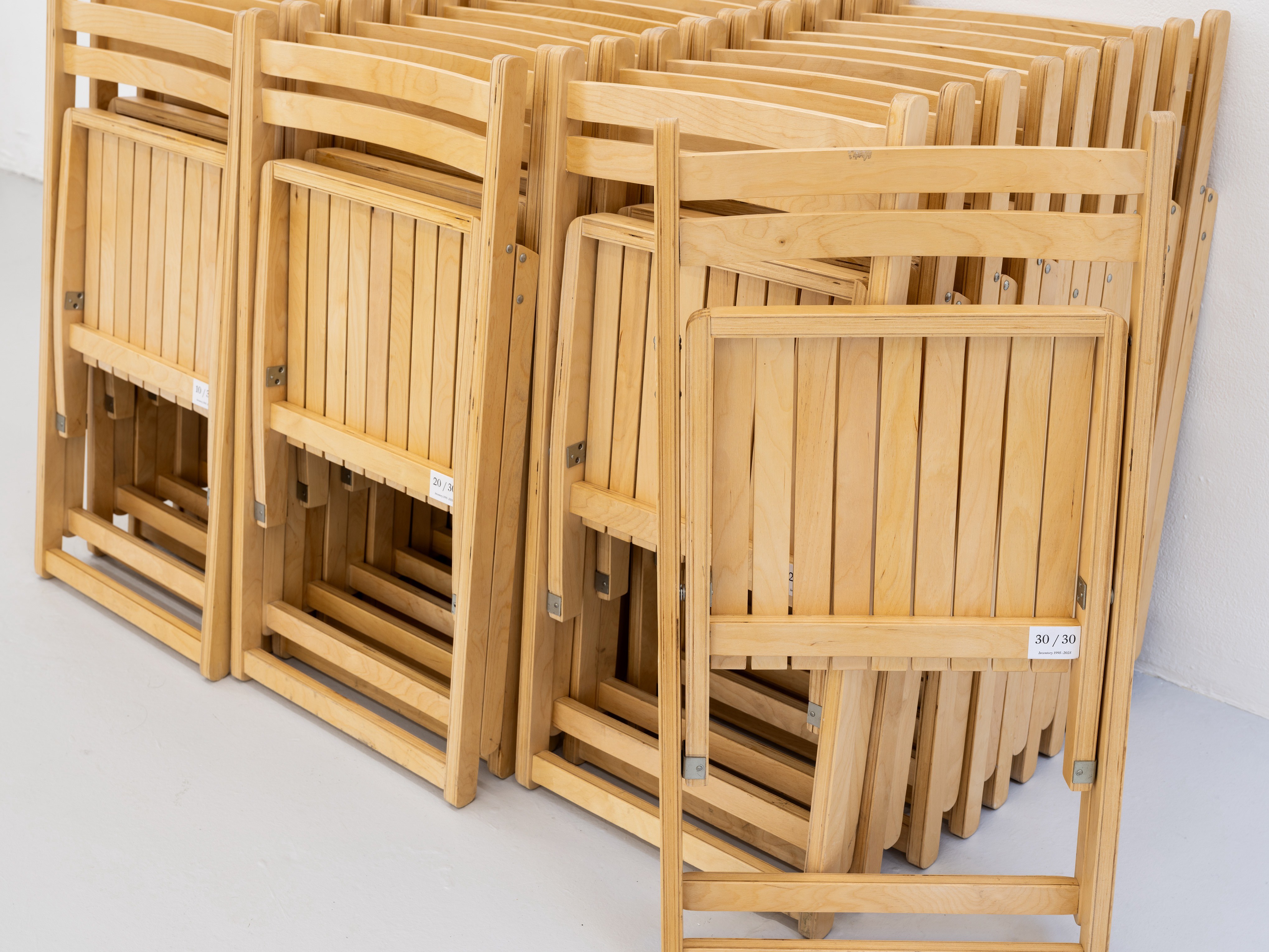 30 Stühle / 30 chairs, Folding chairs made of beech wood 135x70x87cm, 2025, Photography: Fred Dott