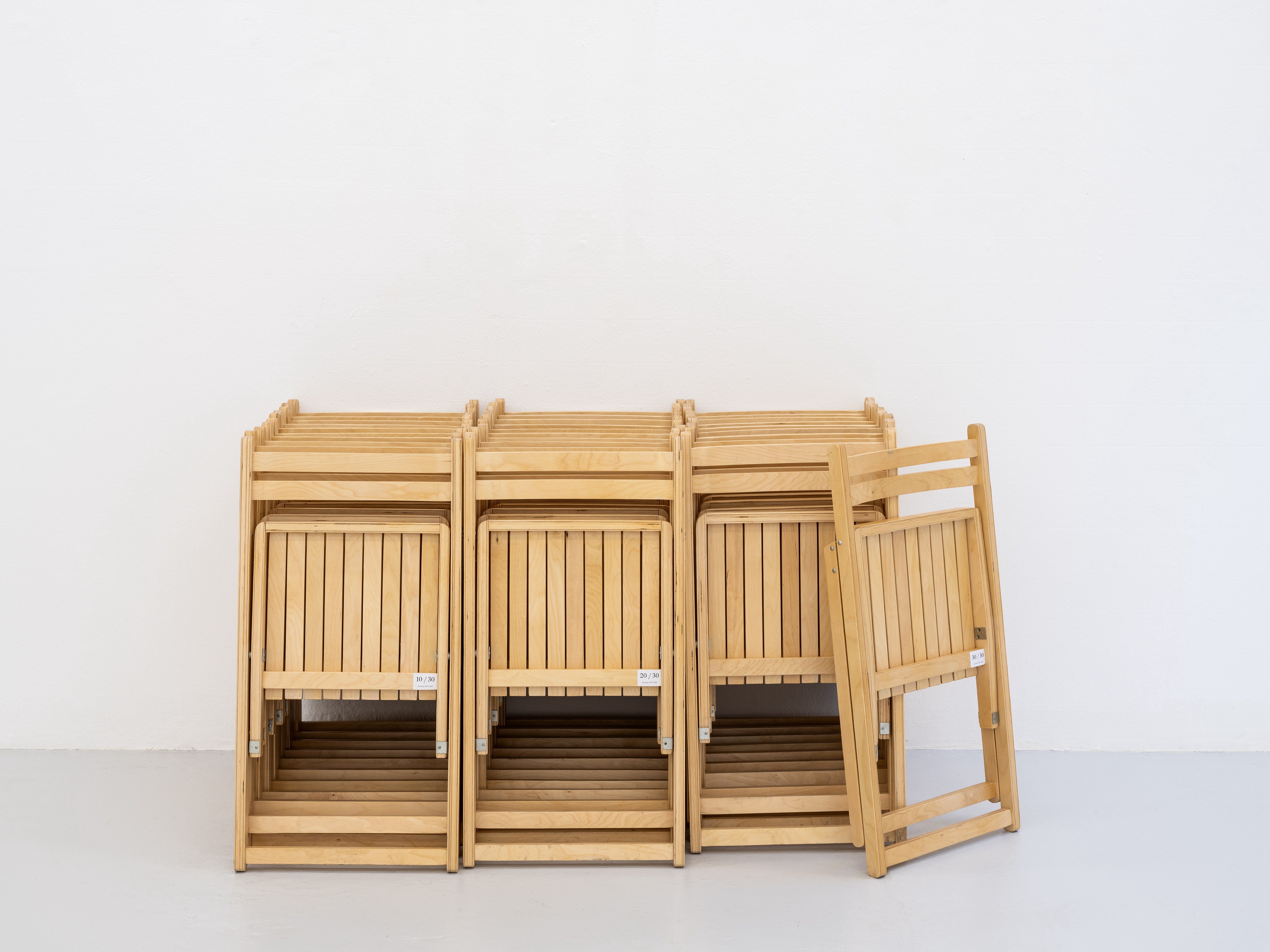 30 Stühle / 30 chairs, Folding chairs made of beech wood 135x70x87cm, 2025, Photography: Fred Dott