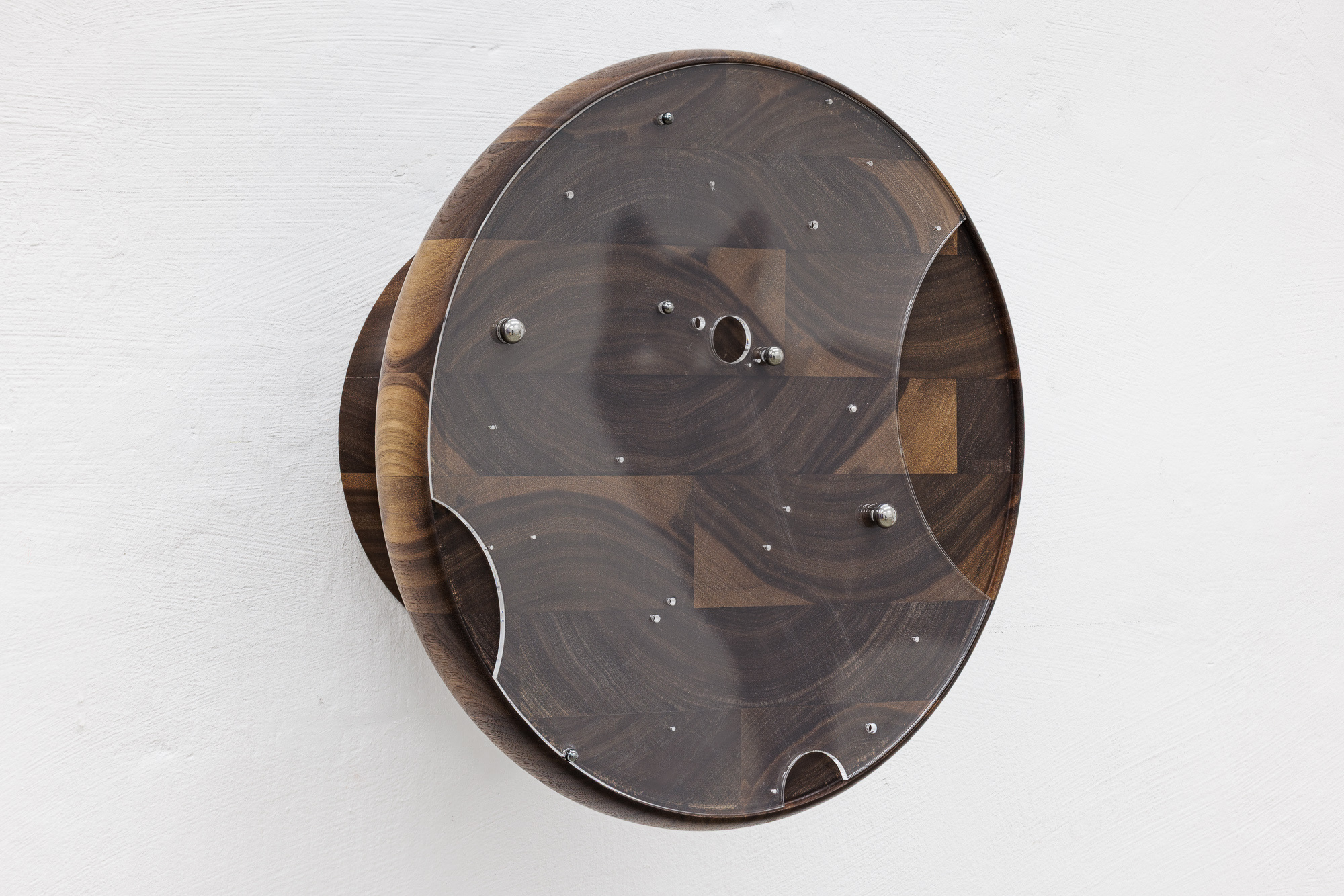 image: work / title and year: a wanderer, 2025 / material: acacia wood, acrylic glass, magnets / dimensions: 32 x 18 cm