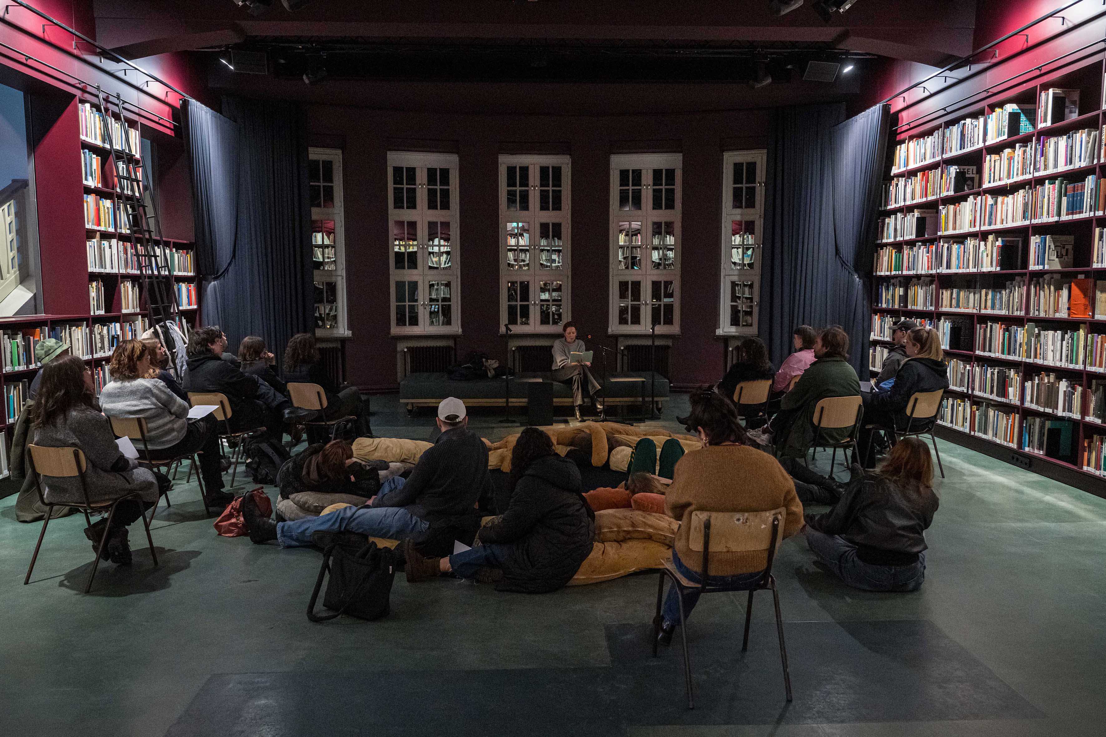 Sarah Lehnerer, "In Zukunft lesen" on 16 December 2025, HFBK Hamburg; Photo: Bjørg Elltør 