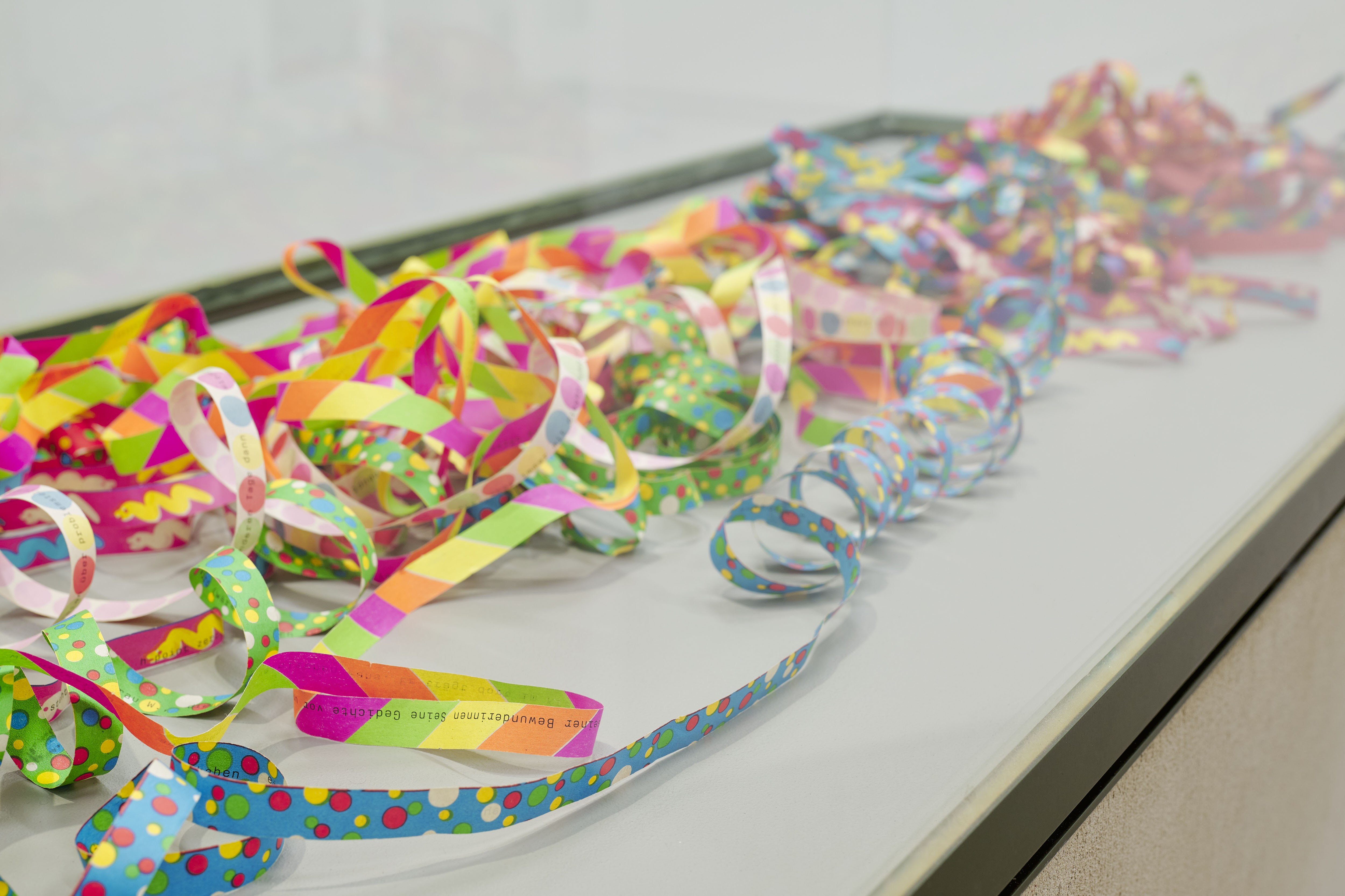 Annette Wehrmann, Luftschlangentexte, 1996-98 (Detail), exhibition view ICAT of HFBK Hamburg; Photo: Tim Albrecht