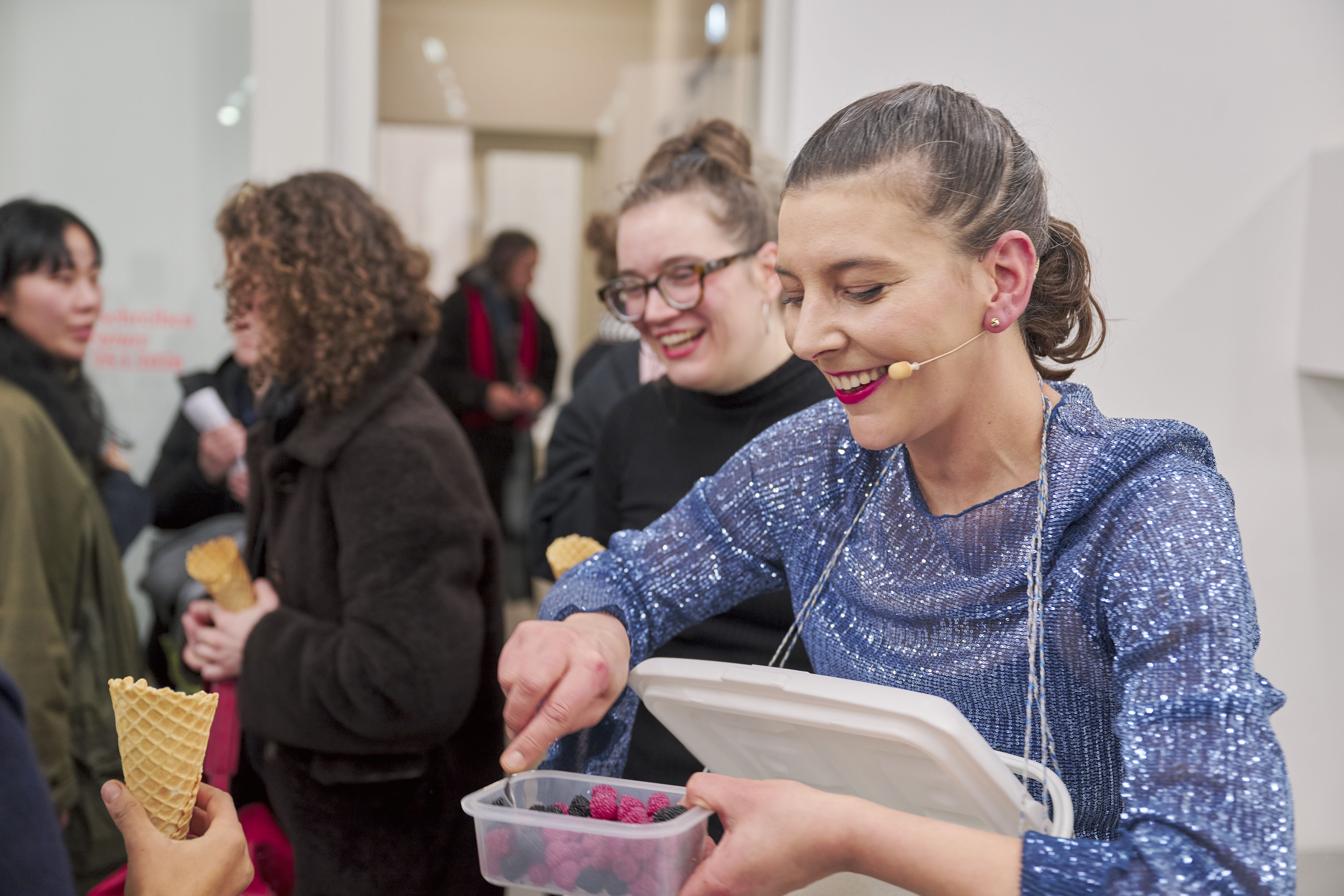 Performance by Anja Dietmann during the opening of the exhibition "In Zukunft schreiben" at ICAT of HFBK Hamburg; Photo: Tim Albrecht