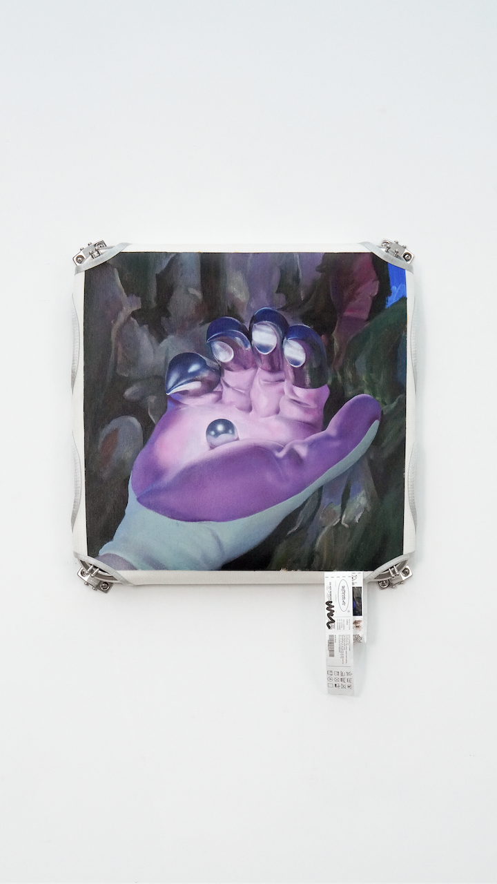 “Lord of the Flies II”, Stainless Steel, Stab-resistant shuttle-woven fabric, Nylon webbing, Tyvek,  Acrylic, 50×50cm, 2025. Photography: WANG Lei