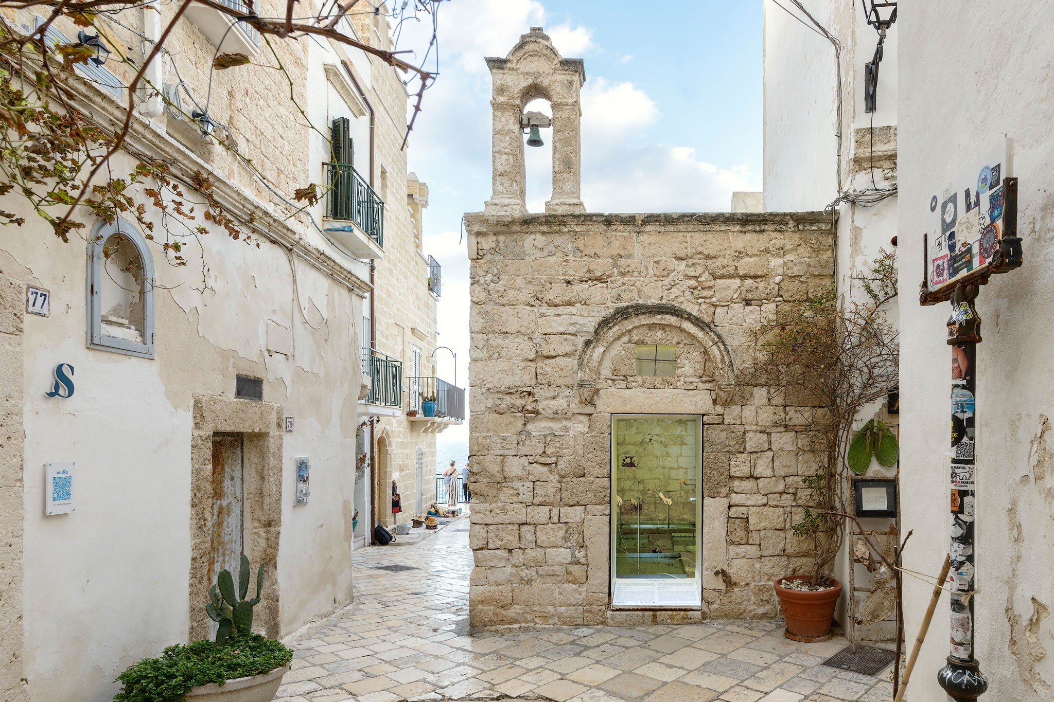 Tidal, Porous, and Fragmentary, 2025, ceramic, water, dye, galvanized iron, stainless steel, PVC pipes, water diaphragm pumps; environmental dimensions, installation view, ph. Marino Colucci
