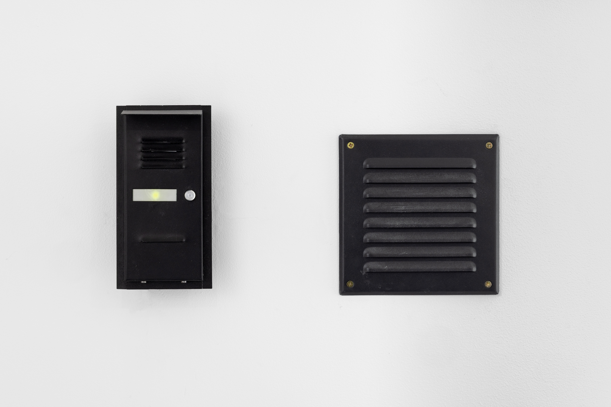 Piotr Maciejowski, „Close-range shot”, 2024, intercom, LED diode, ventilation grille, audio system
