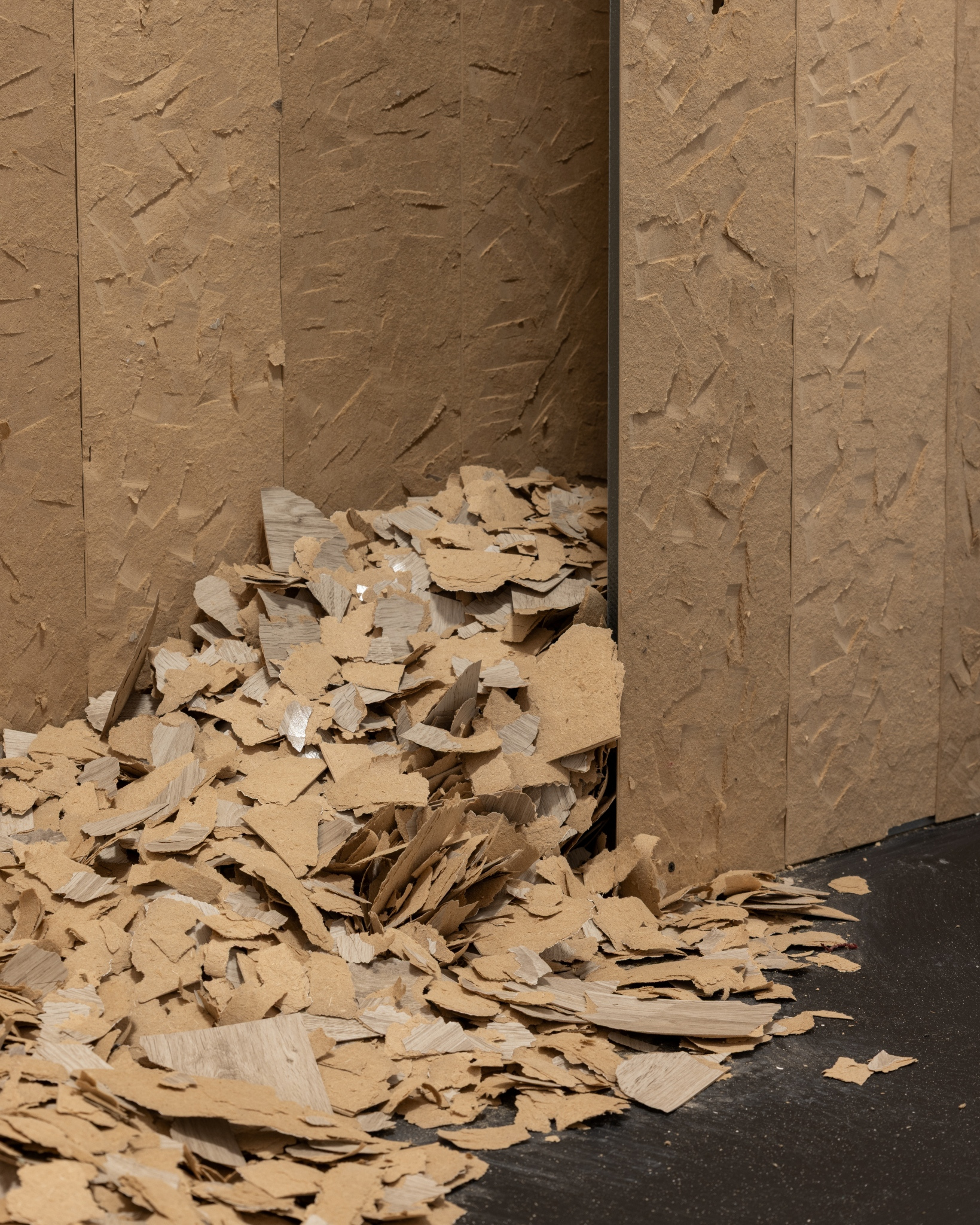 Olga Truszkowska, „Gepetto”, 2026, floor panels, steel profiles