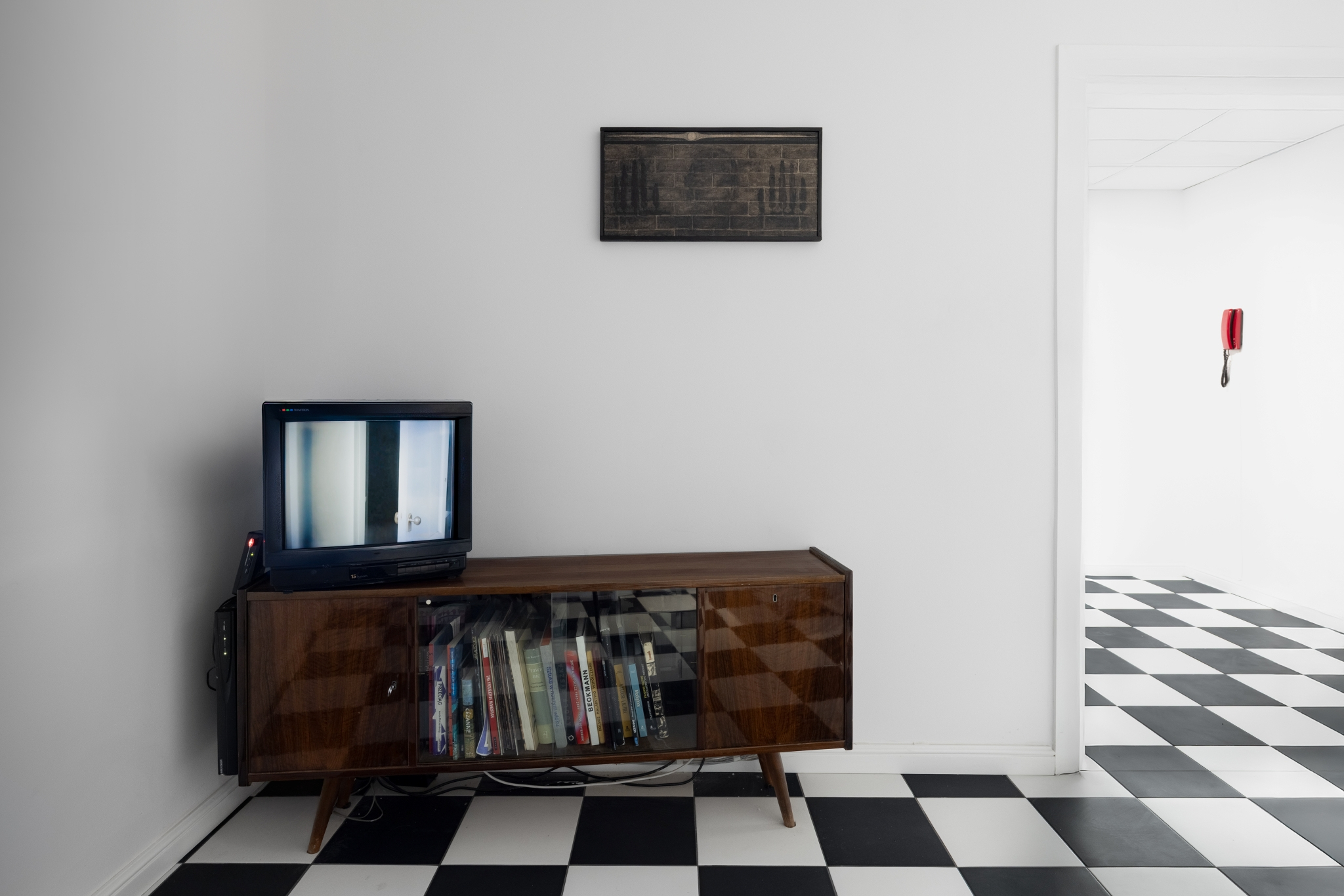 Exhibition view: Marta Sundmann, „BHV (corridors fragment)”, 2025, video, AI, 1’5”; Agata Popik, „Untitled”, 2025, oil on linen, 32 × 64 cm; Piotr Maciejowski, „Fonodom”, 2024, intercom, audio system