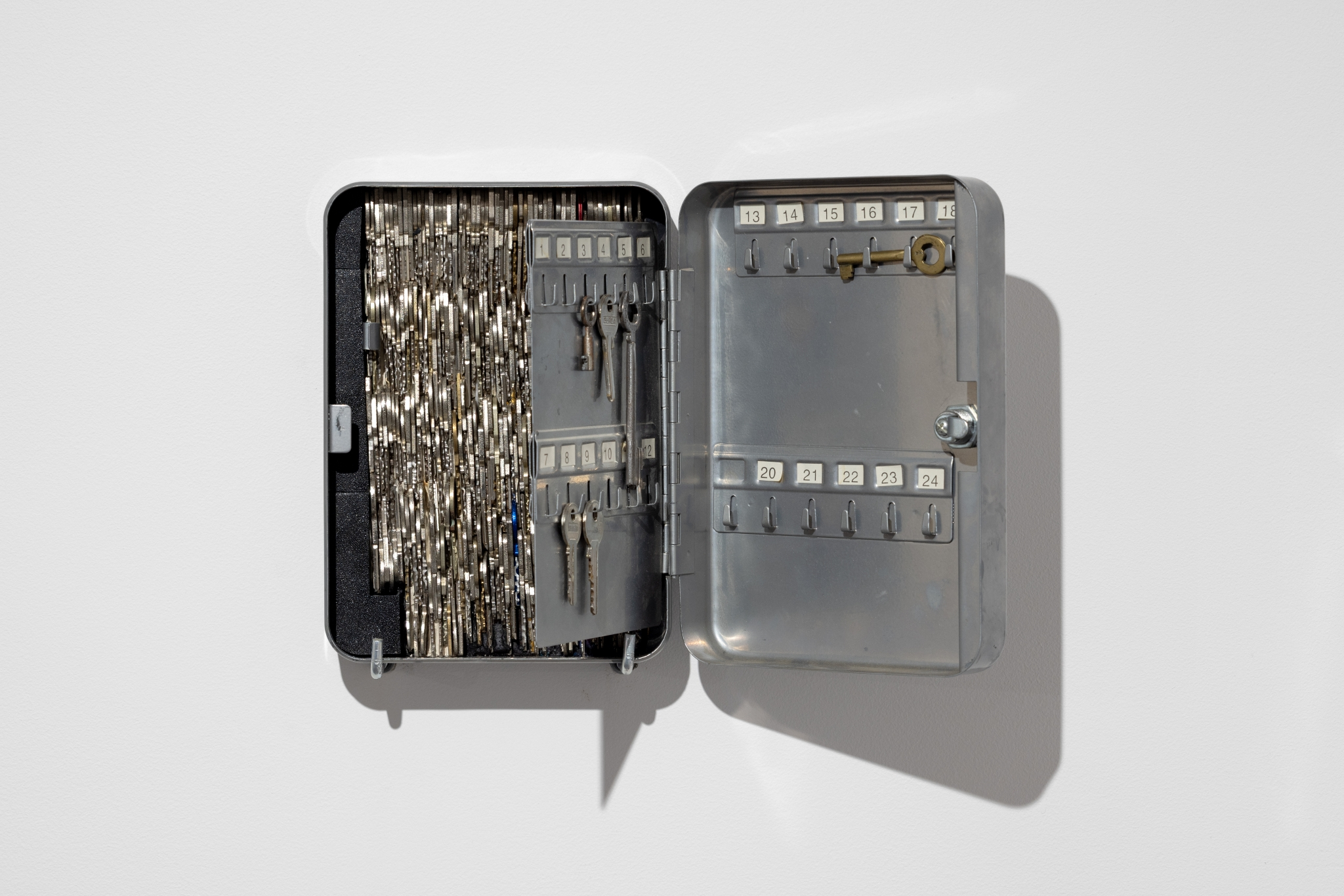 Mikołaj Soroczyński, „Keys”, 2023, metal box, keys