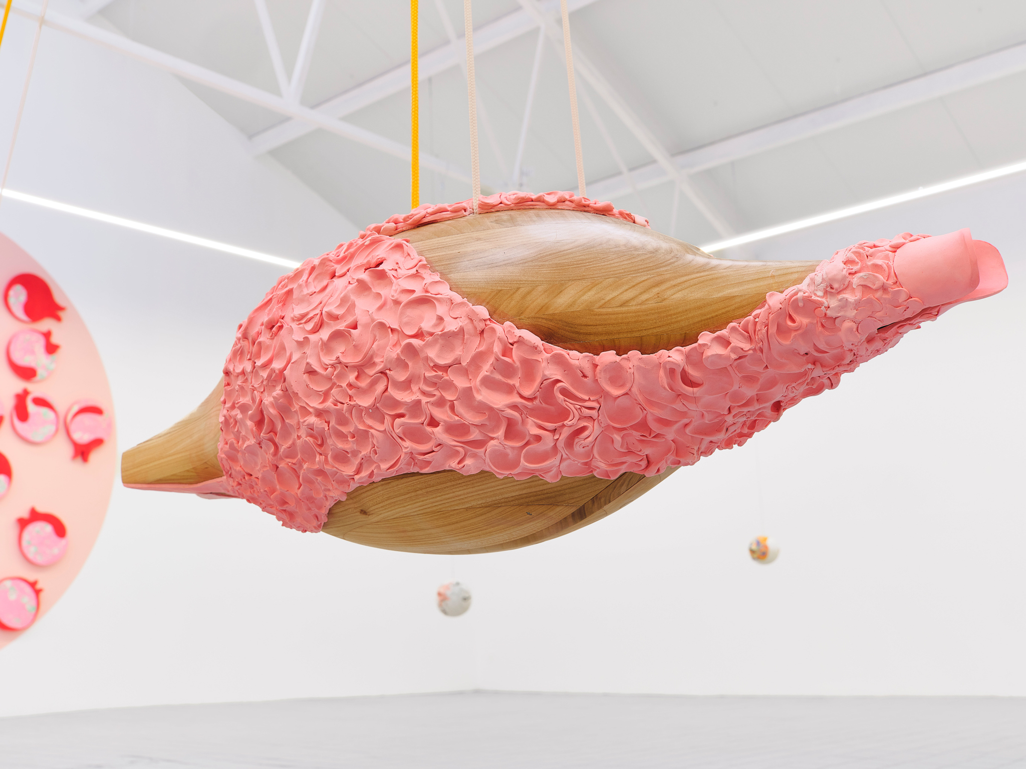 Regulus Regulus, 2025, cherry wood, liquid ceramics, pigment, 30 x 38 x 92 cm