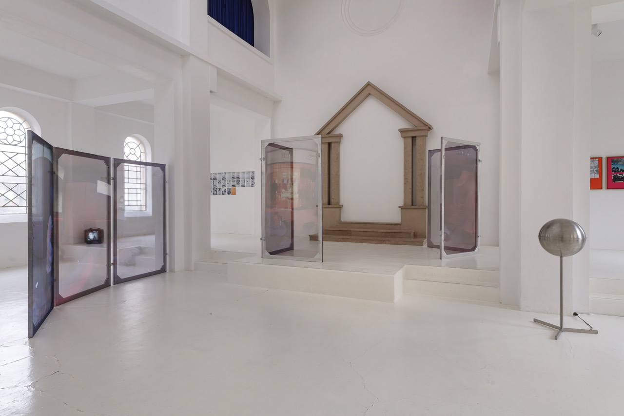 Dorota Gawęda & Eglė Kulbokaitė, Leave No Trace (Athens) I-VIII, 2022, Aluminium, wood, digital print on muslin. Exhibition Paroles, Paroles, CAC - la synagogue de Delme, 2026. 