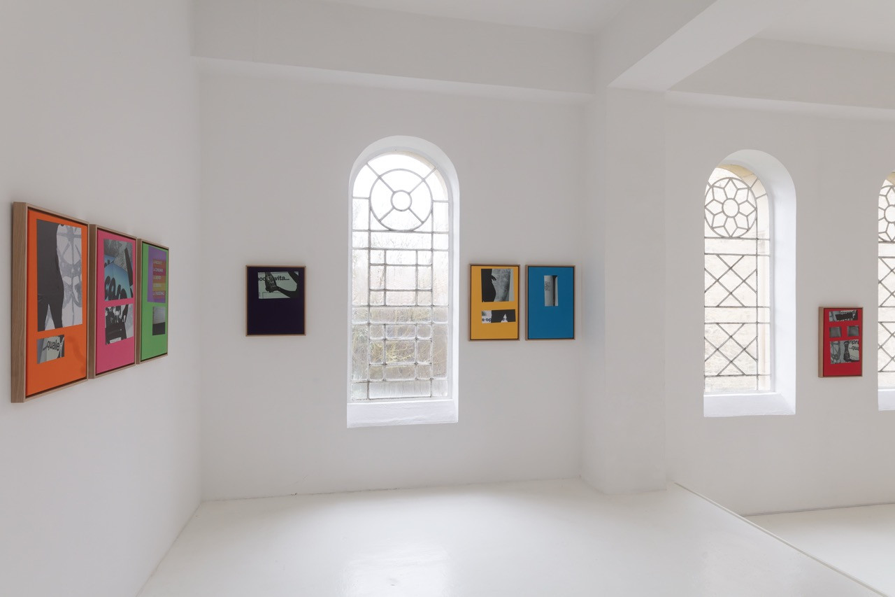 Costanza Candeloro, Tout le temps de vie est temps de travail (All Living Time Is Working Time), 2025, Series: seven cotton t-shirts in waxed oak shadow-box frames. Exhibition Paroles, Paroles, CAC - la synagogue de Delme, 2026 