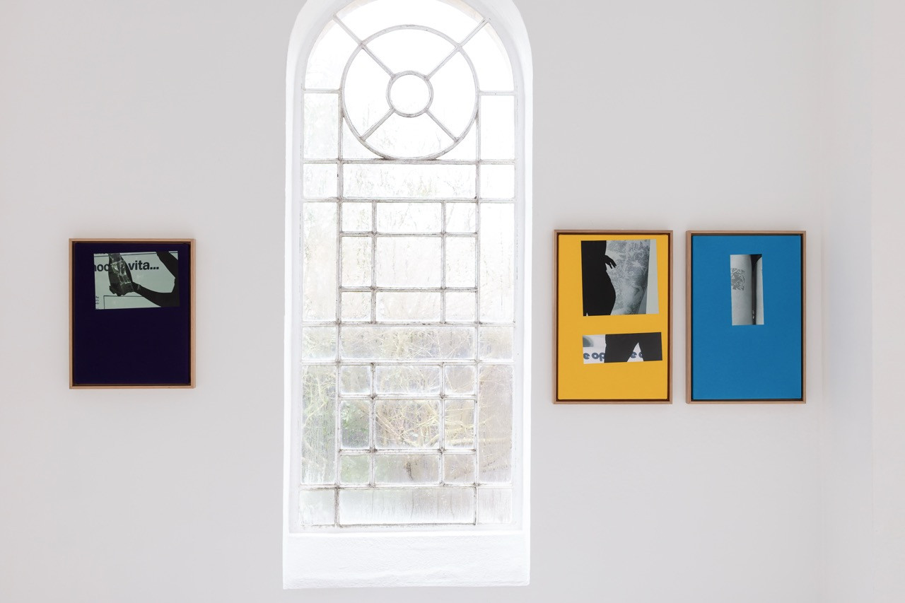 Costanza Candeloro, Tout le temps de vie est temps de travail (All Living Time Is Working Time), 2025, Series: seven cotton t-shirts in waxed oak shadow-box frames. Exhibition Paroles, Paroles, CAC - la synagogue de Delme, 2026 