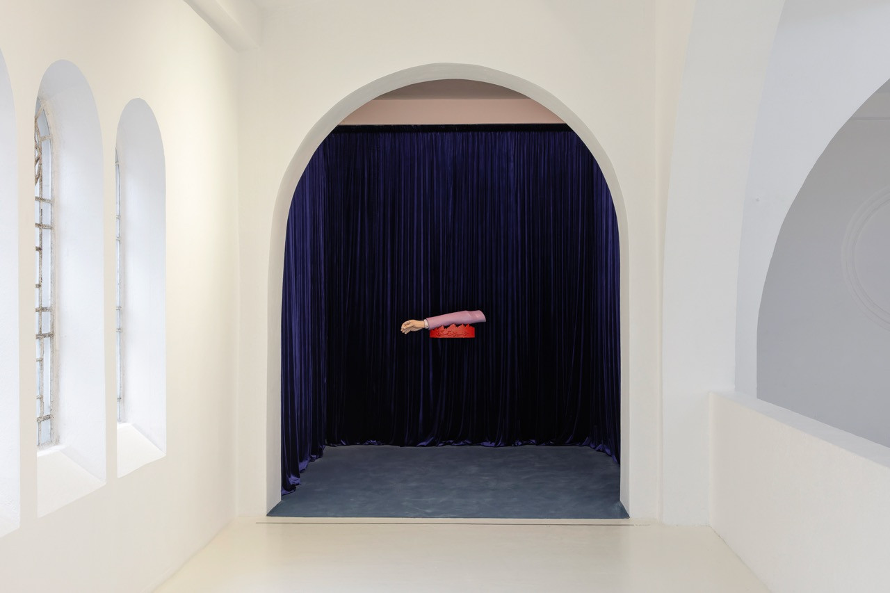 Hussein Nassereddine, Years of the Shining Face: Hand, 2026, Fabric, painted wood, carpet, video 5’20”. Exhibition Paroles, Paroles, CAC - la synagogue de Delme, 2026.