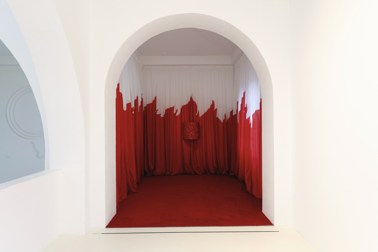Hussein Nassereddine, Years of the Shining Face: The Singer On Fire, 2026, Fabric, painted wood, carpet, video 5’50”. Exhibition Paroles, Paroles, CAC - la synagogue de Delme, 2026. 