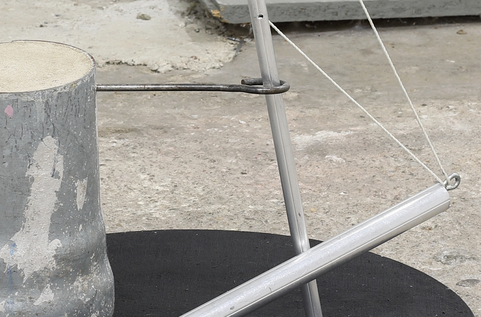 Tobias Brembeck, Luv 8, 2019/2023, Stahl, Beton, Aluminium, Schnur, Holz, Leinwand, Acryl, 38 x 37,5 x 37,5 cm, detail