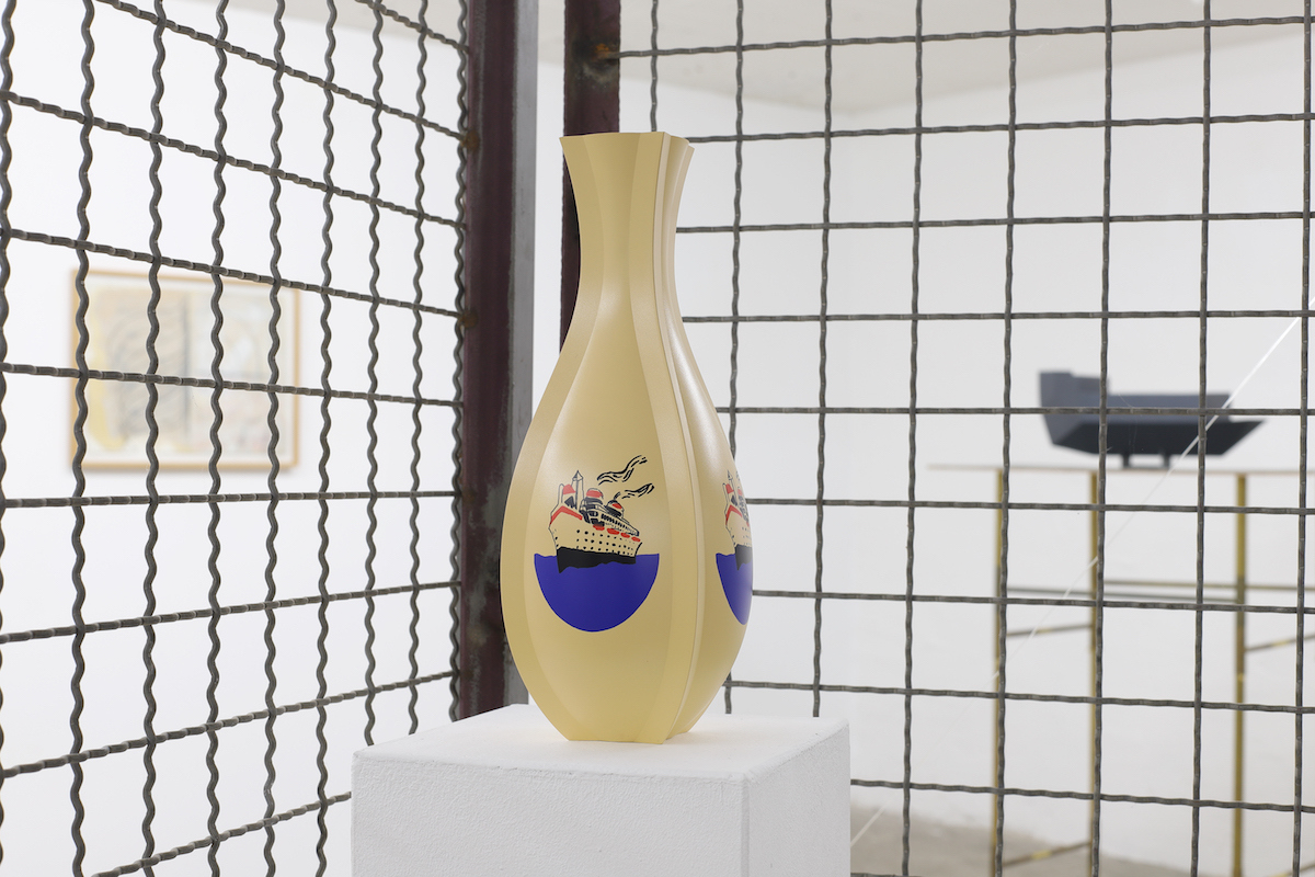 Katharina Fritsch, Vase mit Schiff, 1987-1988, Kunststoff, Siebdruck, H: 30 cm, Durchmesser: 12,5 cm, Bestandteil von Warengestell mit Vasen, unlimitiertes Multiple
