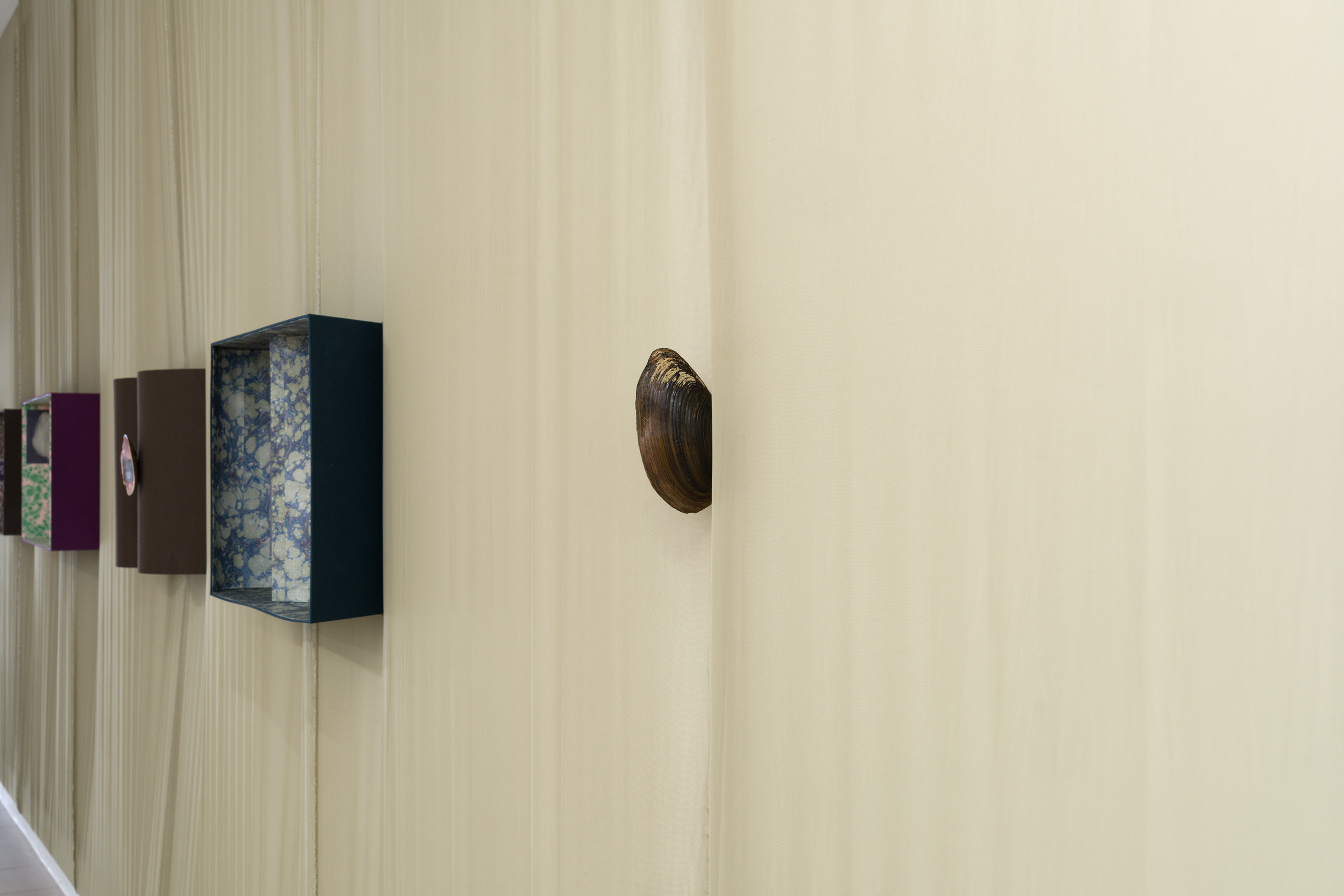 they built up the picture by Caroline Reveillaud, 16.01-28.02.26, at Komplot, Brussels. Image Lola Pertsowsky 