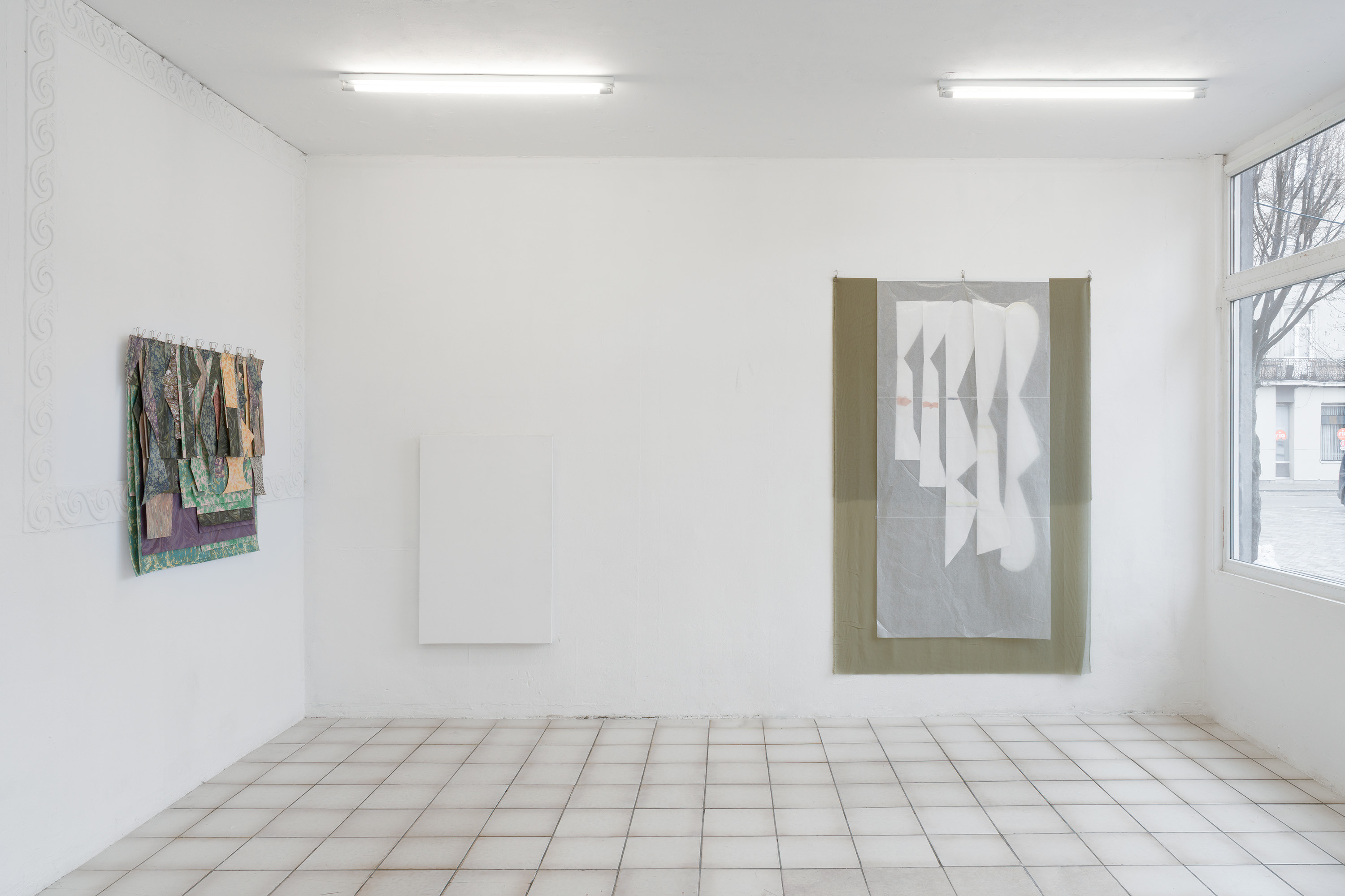 Template, 2025; Paper template, muslin fabric, crystal paper, 135x200 cm. Marbrés, 2025, Marbled paper, clips, 112x98 cm. they built up the picture by Caroline Reveillaud, 16.01-28.02.26, at Komplot, Brussels. Image Lola Pertsowsky  