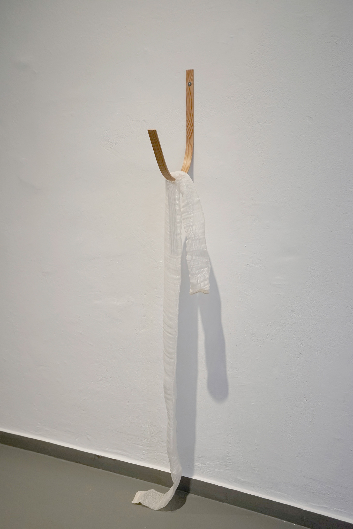 Maike Jansen, Auf der faulen Haut liegend, handwoven tube, bent wood, 2026