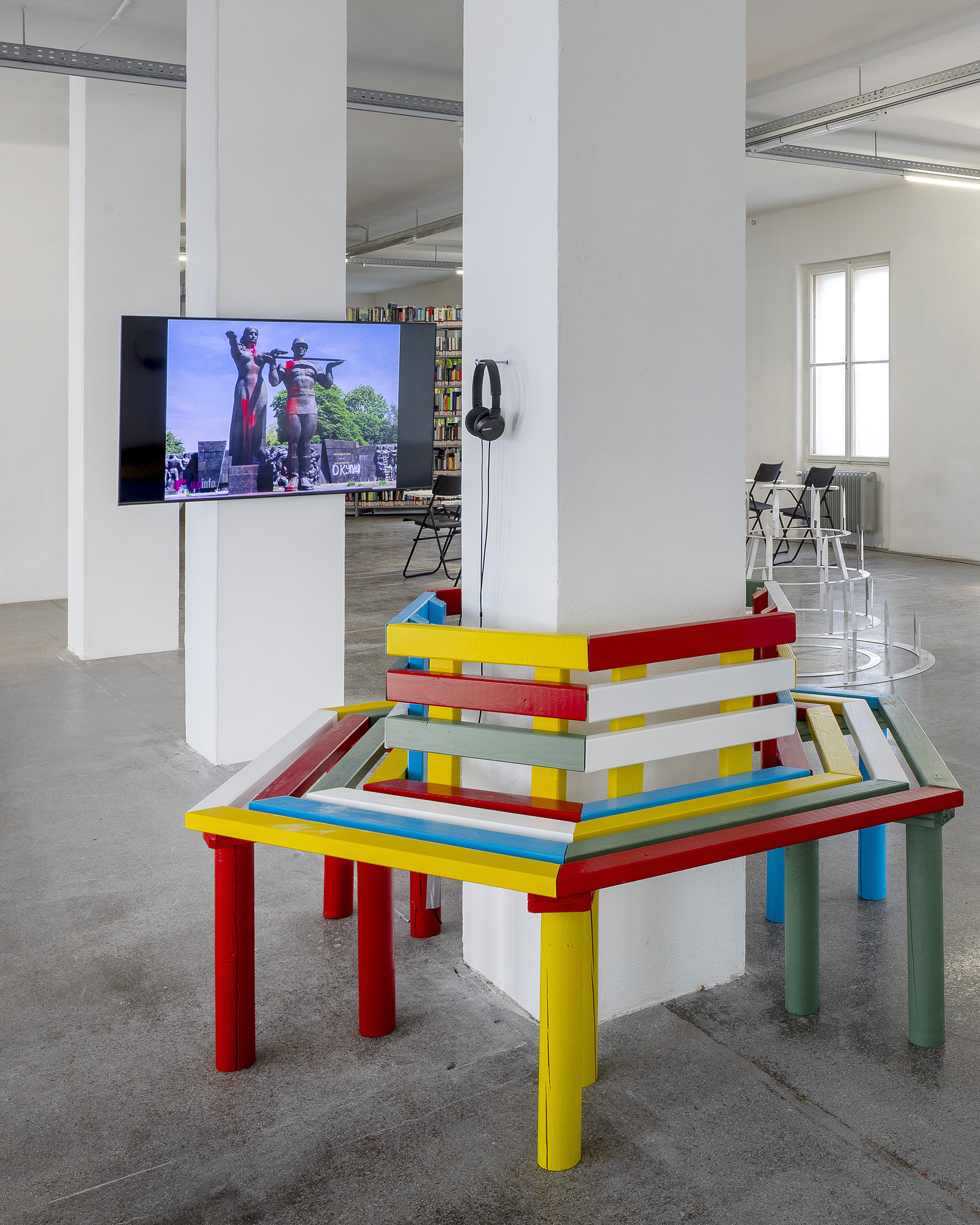 Ekaterina Shapiro-Obermair, The Monument of Glory. The Glory of the Monument, 2026 Video 4K; Videobank, 2026 Wood, vanisch, 100 × 50 × 50 cm