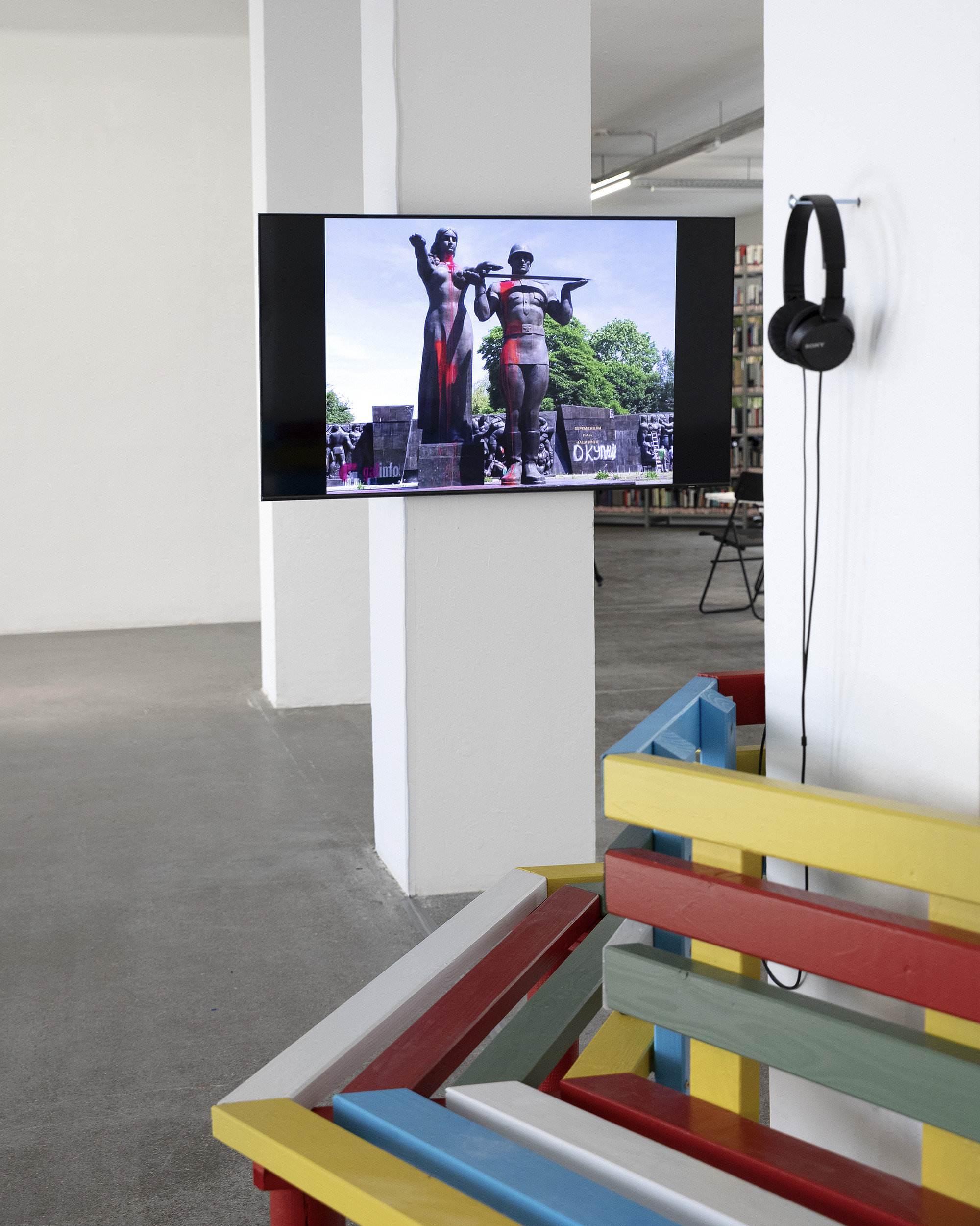 Ekaterina Shapiro-Obermair, The Monument of Glory. The Glory of the Monument, 2026 Video 4K; Videobank, 2026 Wood, vanisch, 100 × 50 × 50 cm