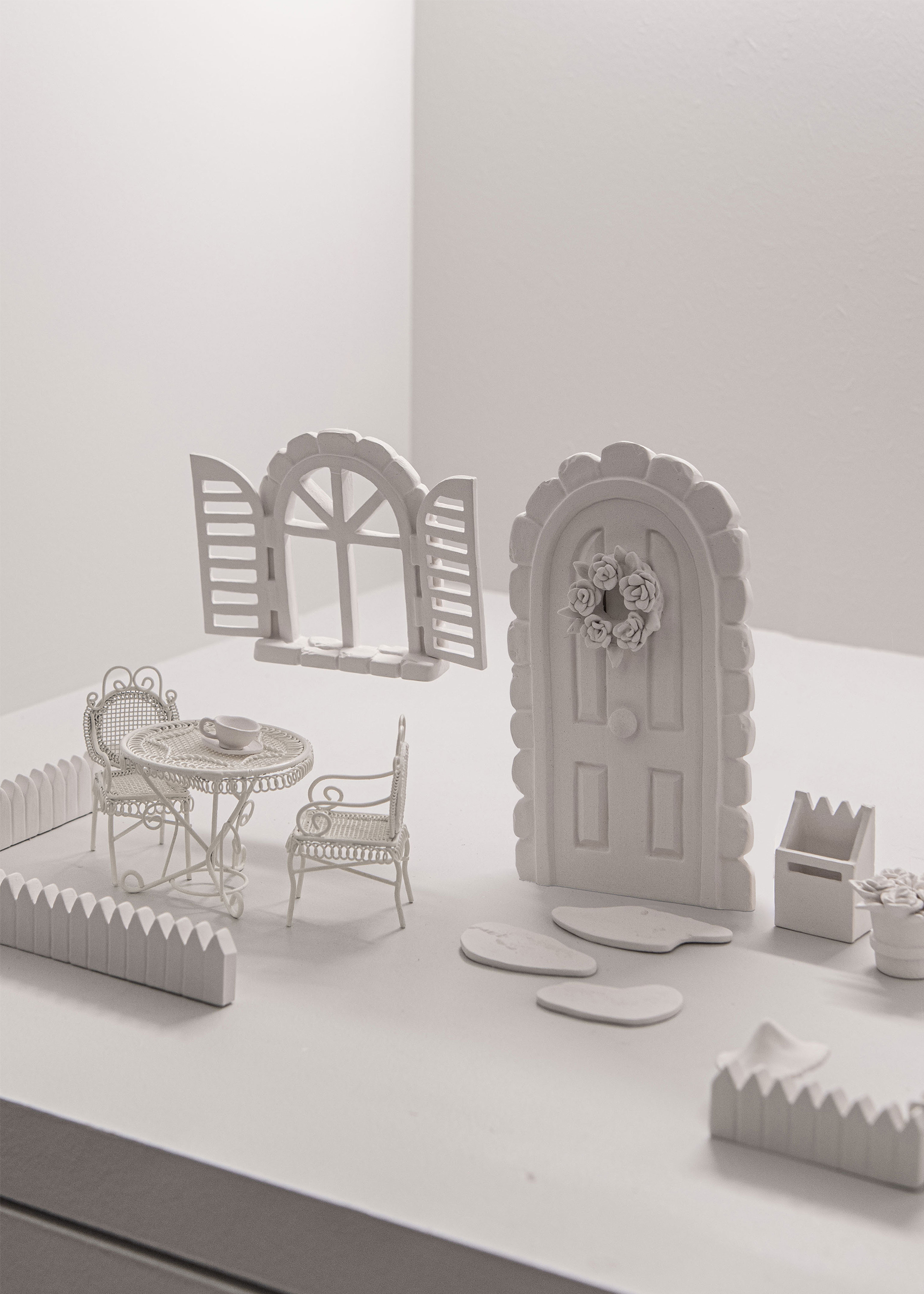 Iuliia Skromnaya, Laires in the house, 2024, 19 х 40 cm, faience (hand sculpted), wire