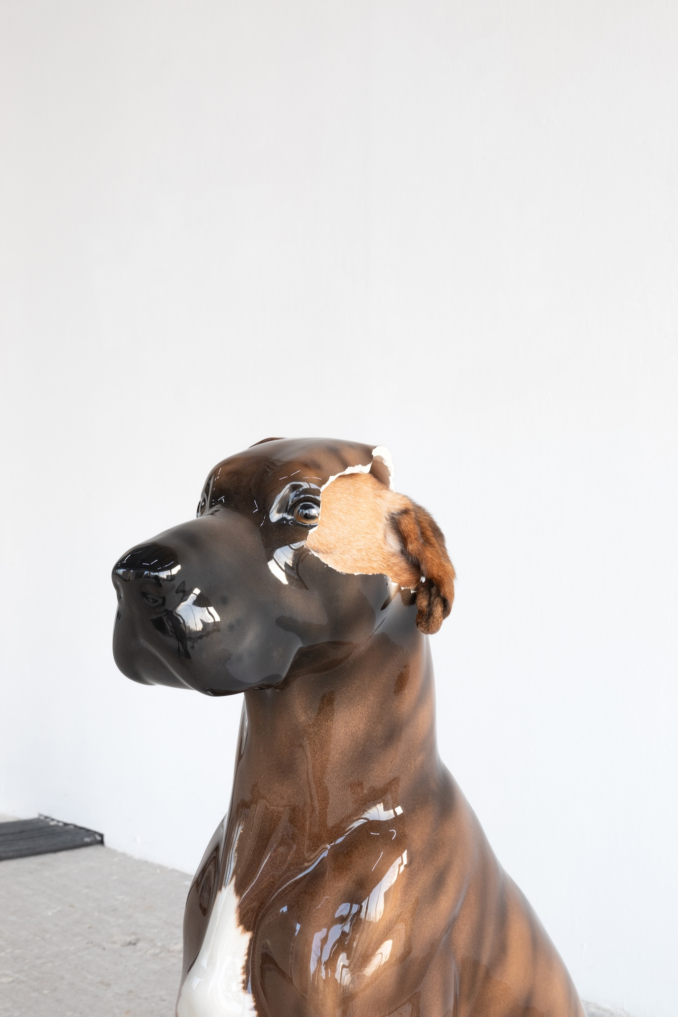 Marcel Walldorf, Sankt Bernetto, 2020, 95 × 30 × 40 cm, Italian porcelain, taxidermied dog