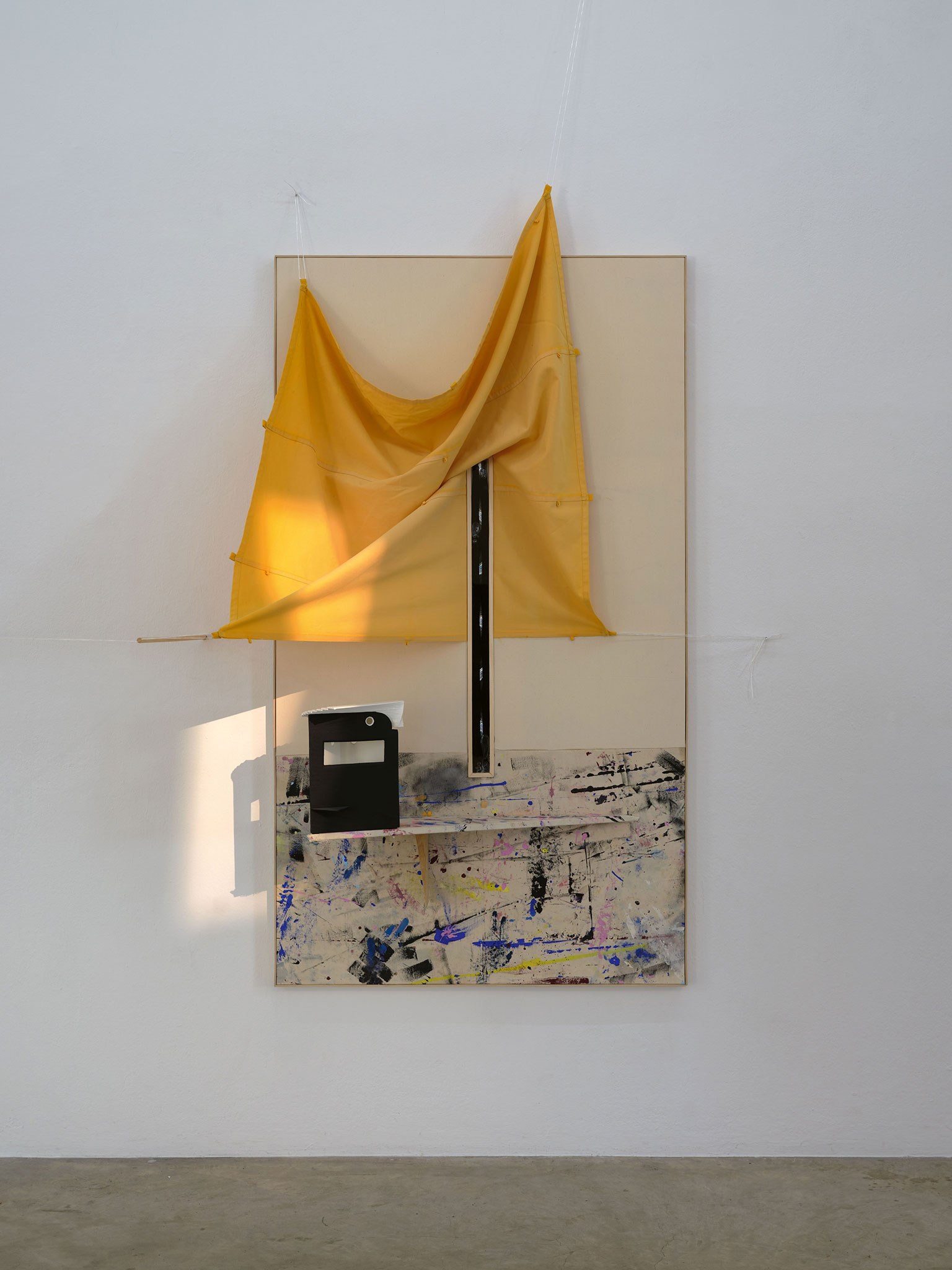 Béla Pablo Janssen, Toilette & Observatorium (Theater der Sonnenzuwendung), 2021 – 2026, 248 x 172 x 70 cm, Leinwand, Vorhangstoff, Epoxidharz, Lametta, Gouache, Kordel, Holz, Kreidelack , Künstlerrahmung. Courtesy: the artist.