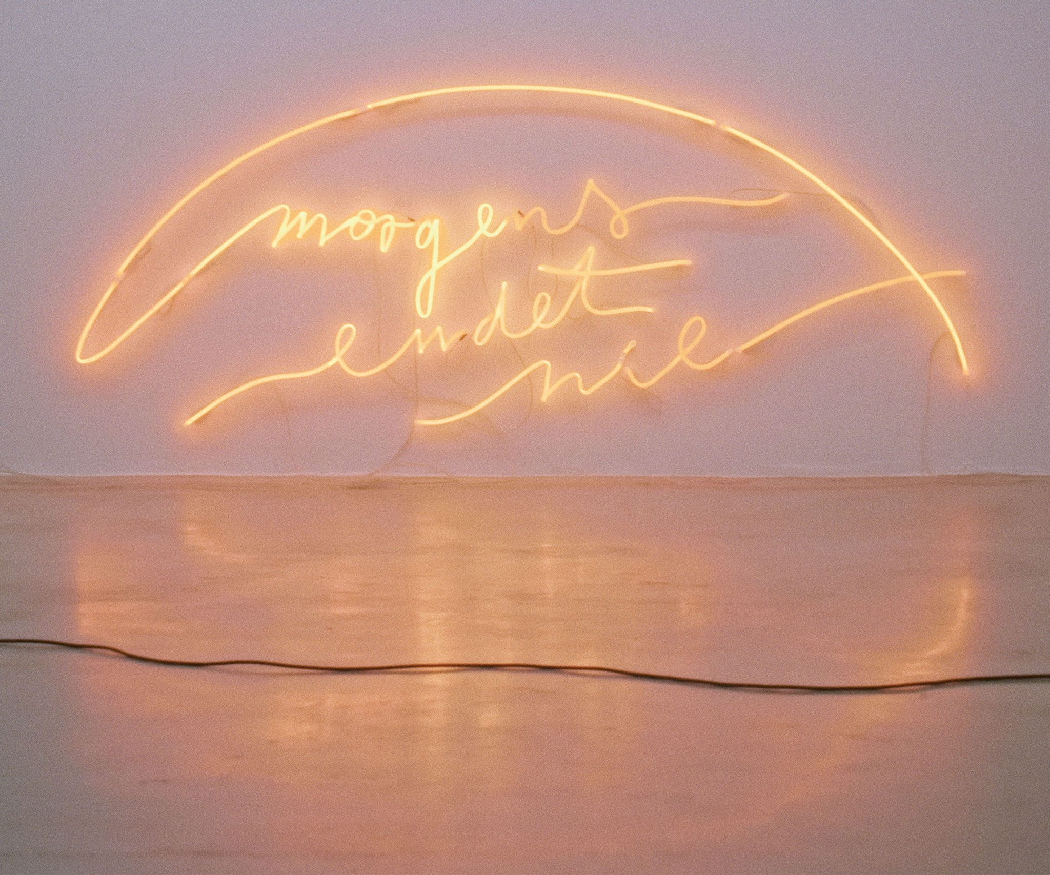 Béla Pablo Janssen, Filmstill Vernissage Theater der Sonnenzuwendung , NAK Neuer Aachener Kunstverein, 31.01.2026, Obergeschoss. Courtesy: the artist and private collection, Köln.