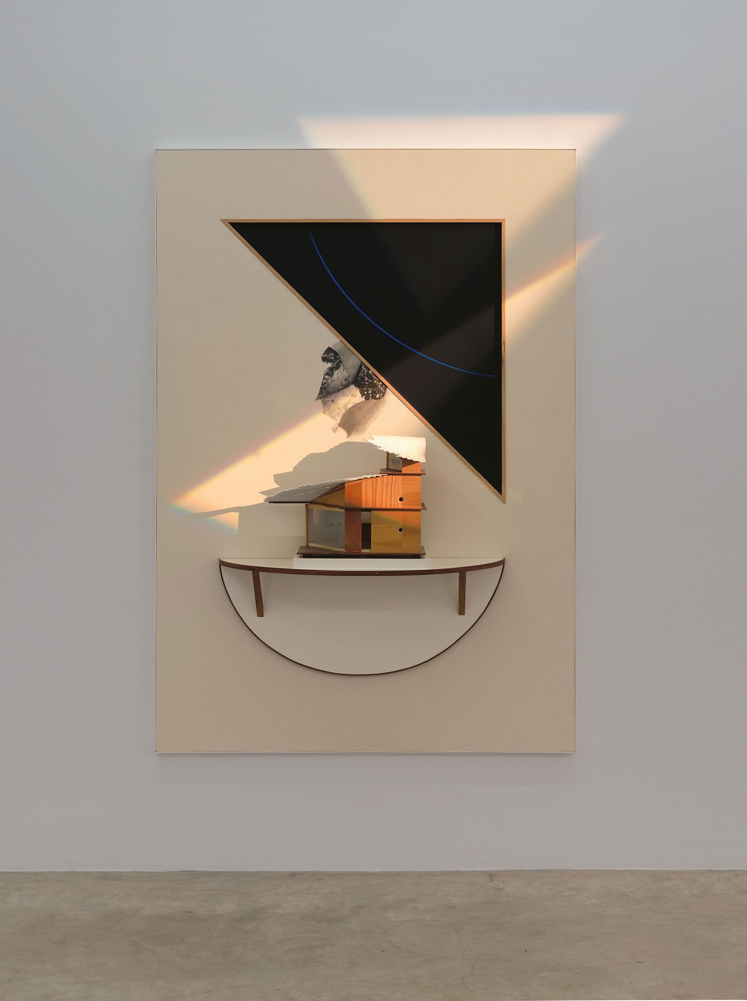 Béla Pablo Janssen, Schlaf - und Lebensraum (Theater der Sonnenzuwendung), 2026, 200 x 140 x 38 cm, Gouache Siebdruck auf Leinwand, Holz, Glas, Lack, Kreide, Künstlerrahmung, 2015 – 2025. Courtesy: the artist.