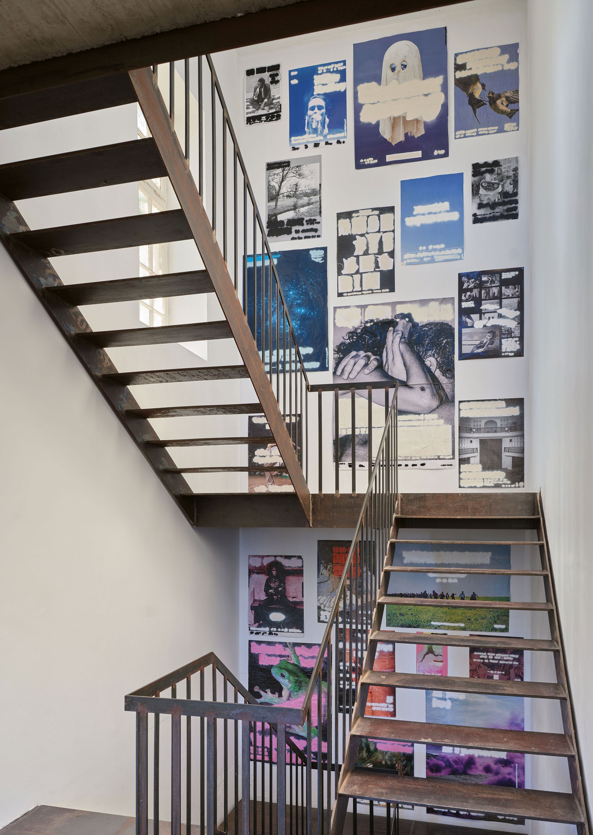 Béla Pablo Janssen, Installationsansicht Theater der Sonnenzuwendung, NAK Neuer Aachener Kunstverein, Treppenhaus, Auswahl ANARCHIVE (fig. 104 – 145), 2023-2026. Courtesy: the artist.