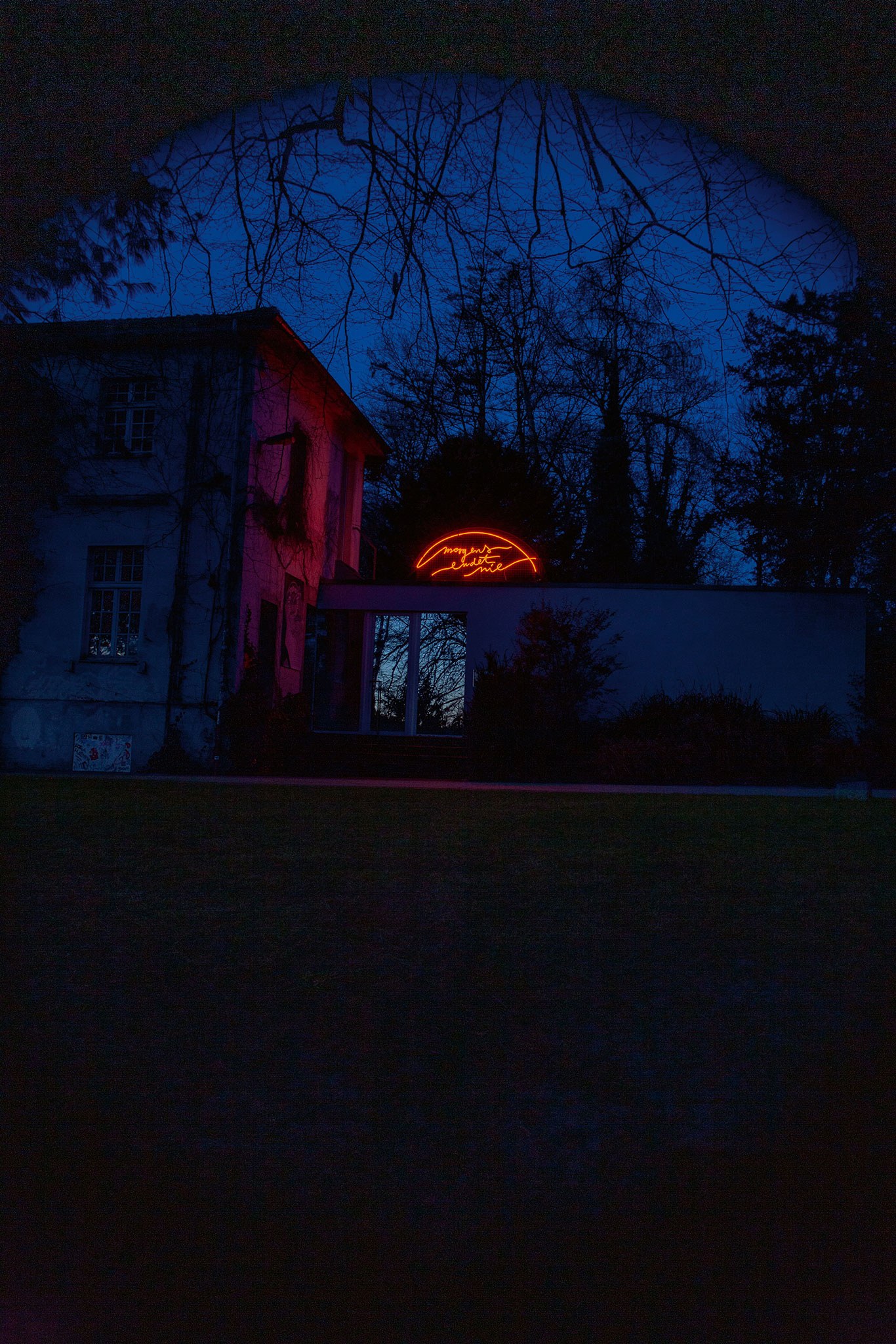 Béla Pablo Janssen, morgens endet nie, 2026, Theater der Sonnenzuwendung, NAK Neuer Aachener Kunstverein, Blickrichtung Westen, 03.02.2026, ≈ 07:35 Uhr. Courtesy: the artist and private collection, Köln.