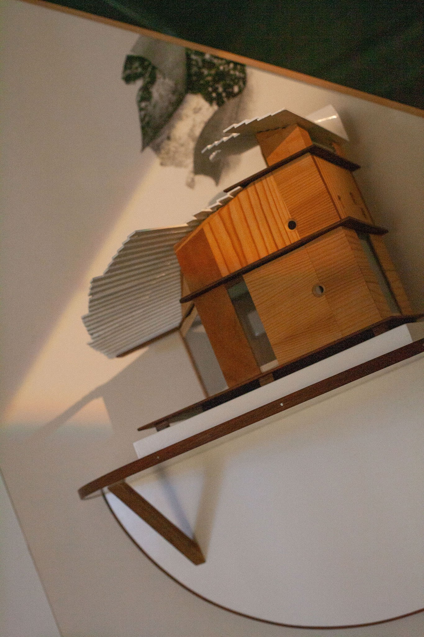 Béla Pablo Janssen, Schlaf - und Lebensraum (Theater der Sonnenzuwendung), 2026, Detail, NAK Neuer Aachener Kunstverein, Erdgeschoss, Froschperspektive. Courtesy: the artist.