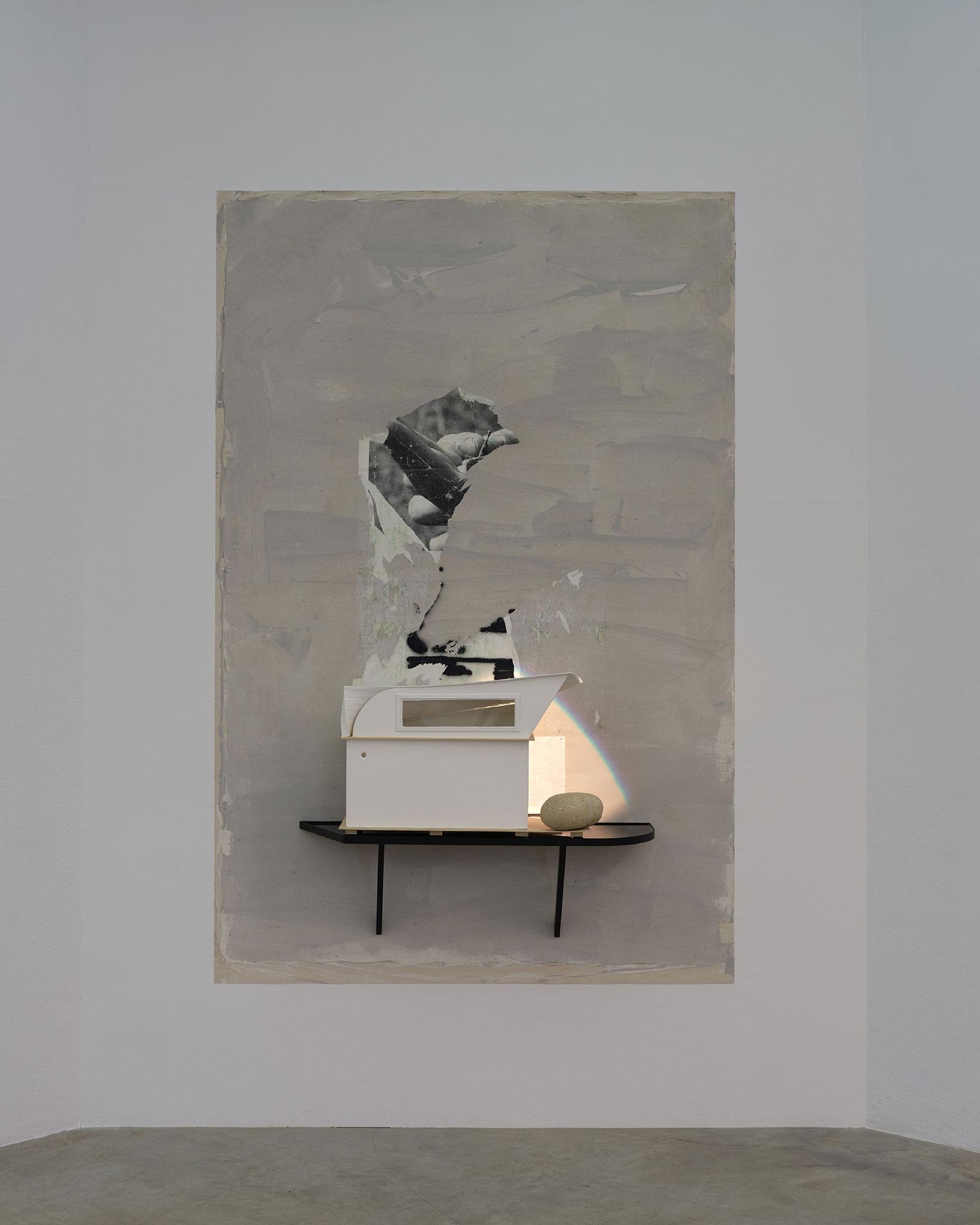 Béla Pablo Janssen, Atelier (Theater der Sonnenzuwendung), 2026, 215 x 150 x 32 cm, Poster Decollage auf Leinwand, Holz, Glas, Lack, Aquarell, Aluminium, Wasser, Stein, Holz -, Gips - und Wandkonstruktion, 2001 – 2026. Courtesy: the artist.