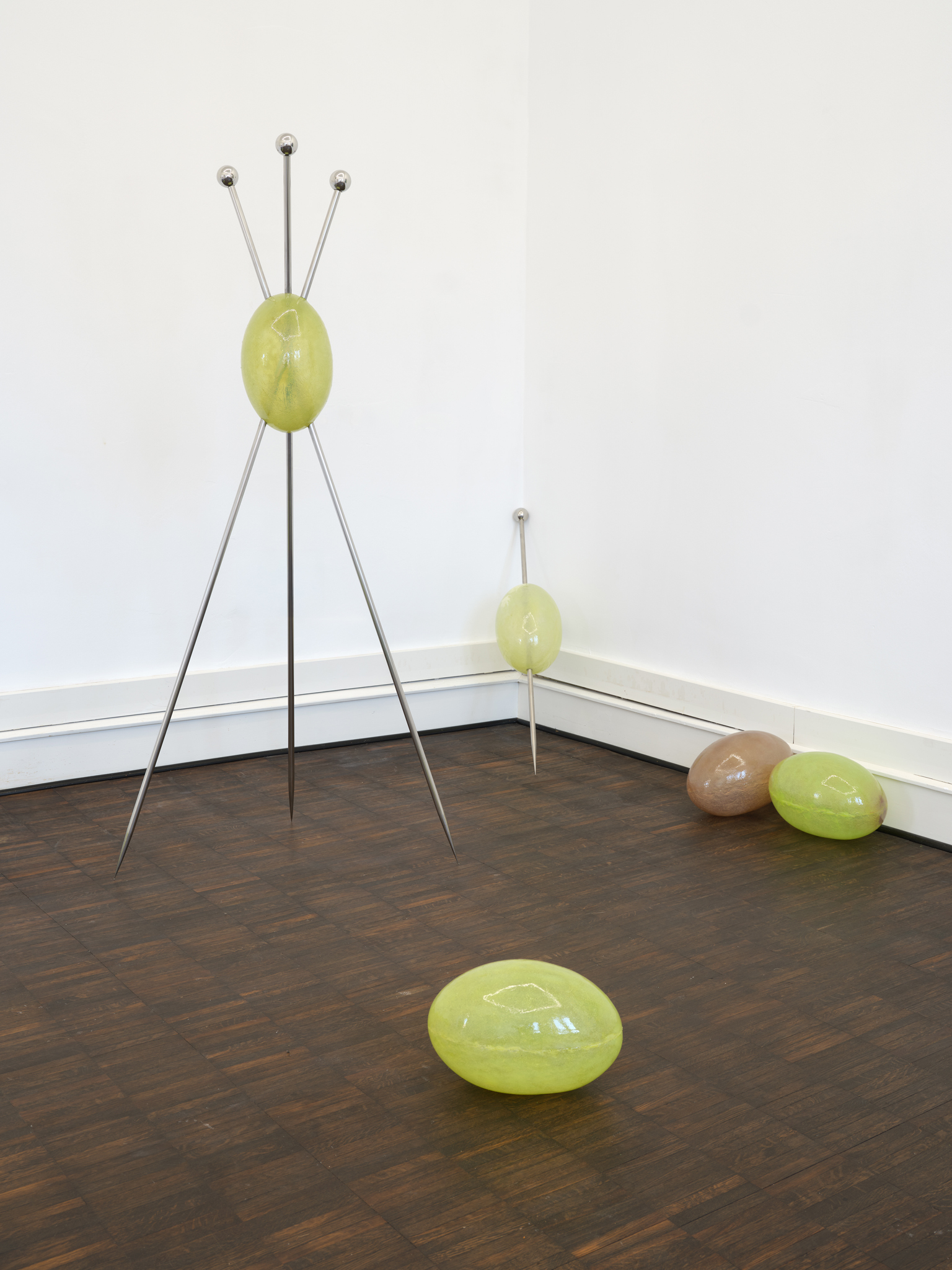 installation view, Alissa Ritter, Ohne Essen und Trinken ist die Liebe kalt, 2025, stainless steel and tinted fibreglass, dimensions variable