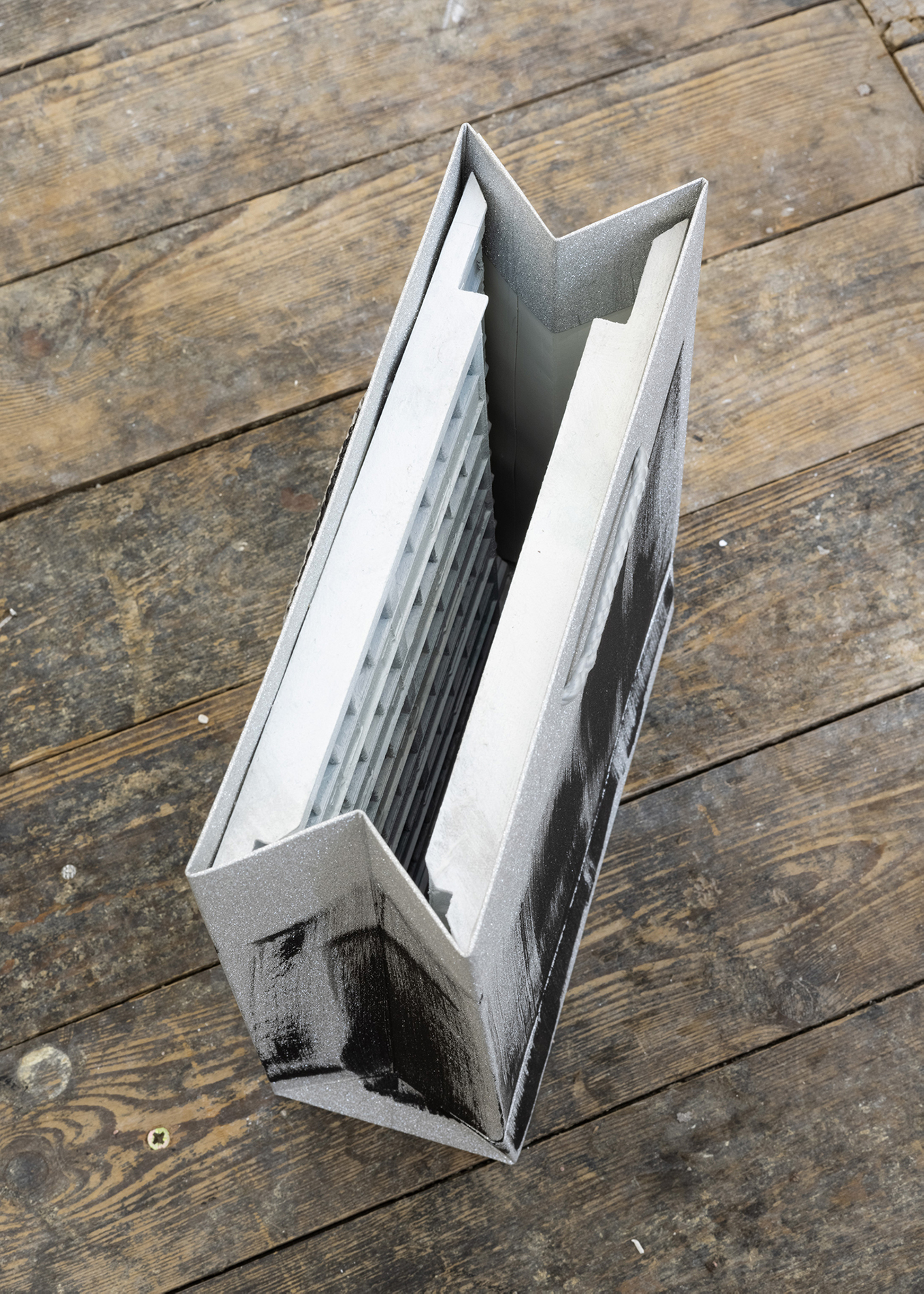 Bags, Mara Jenny, 2026. Bags, some of them painted, house facades, all painted, various dimensions. ©Fabrice Schneider