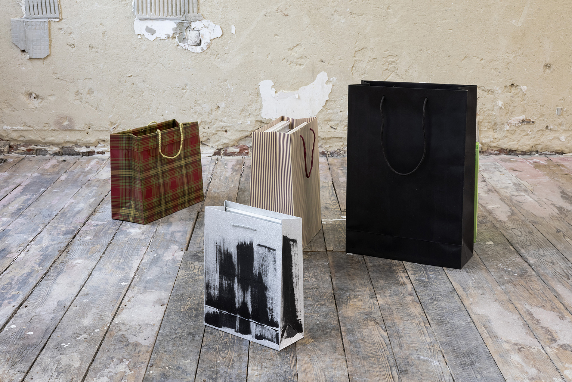 Bags, Mara Jenny, 2026. Bags, some of them painted, house facades, all painted, various dimensions. ©Fabrice Schneider