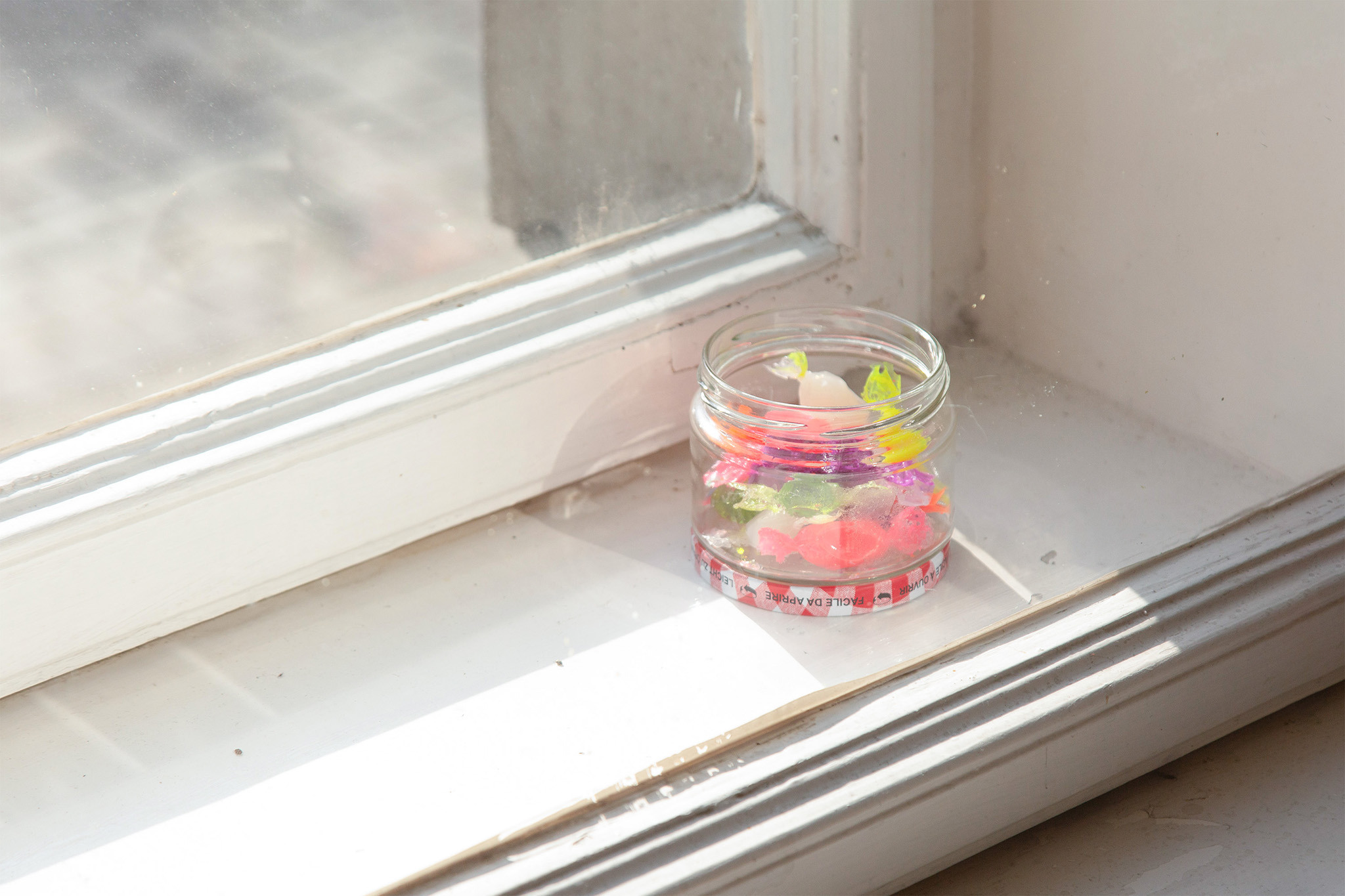 Charly Mirambeau, Keeping the jar open, 2026, 14 resin epoxy pieces, glass, metal, ø 8 x 8 cm