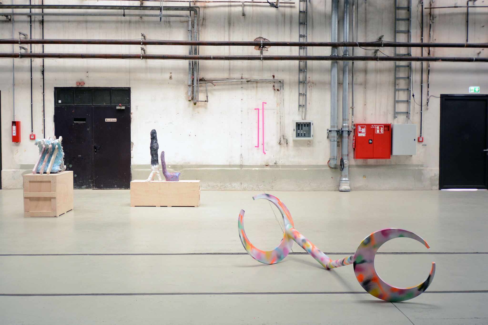 installation view "Sculpture – No Sculpture", with works by Sonja Schrader, Florian Japp, Elisa Manig