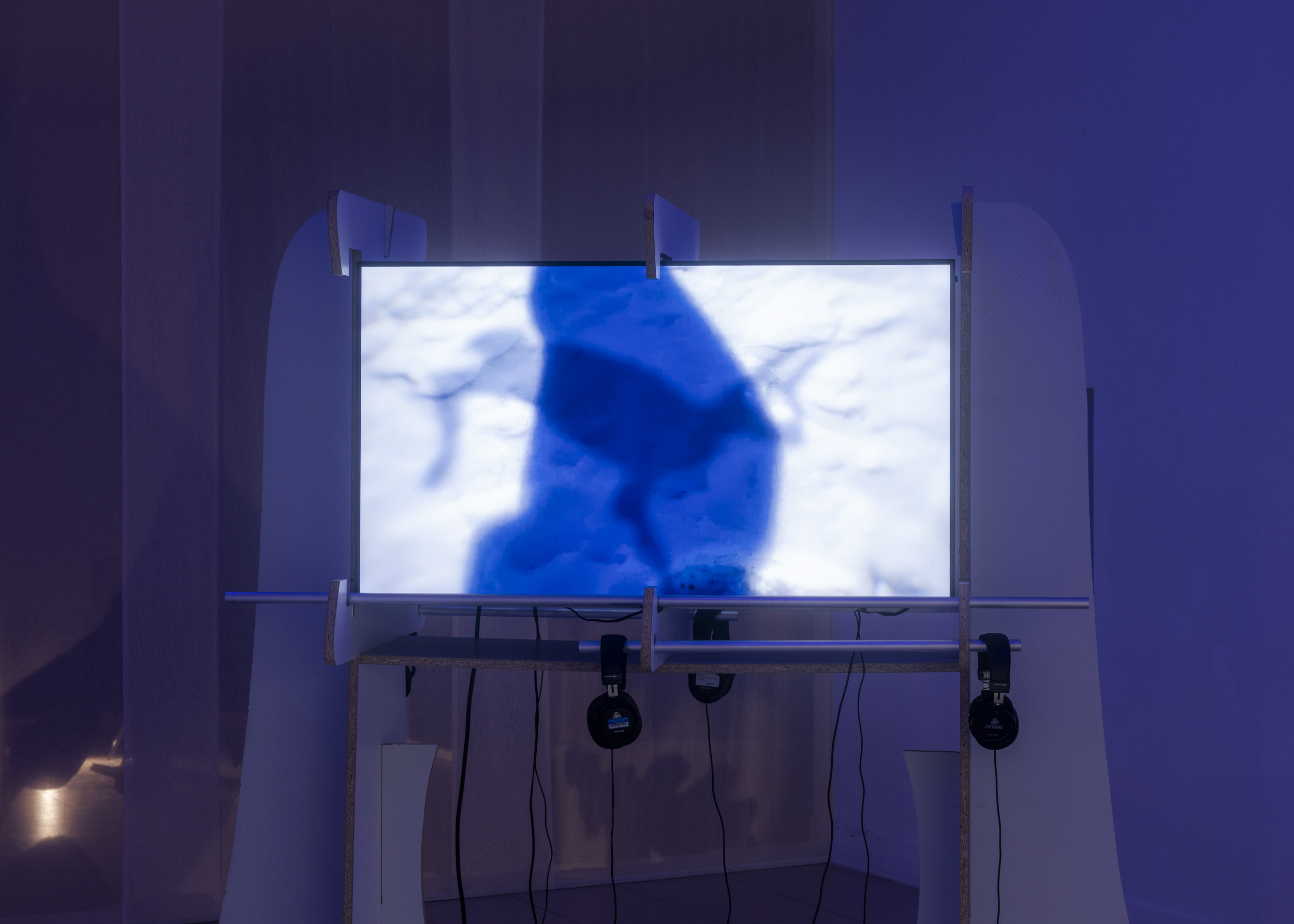 Julia Tröscher, Nowhere, knowwhere, now here, 2026, two-screen 4K video, 2x 16_9, 13’20 min, sound. rippling through by Natalija Gucheva & Julia Tröscher, 20.03 - 26.04.2026 at Komplot, Brussels. Image Jan Staiger