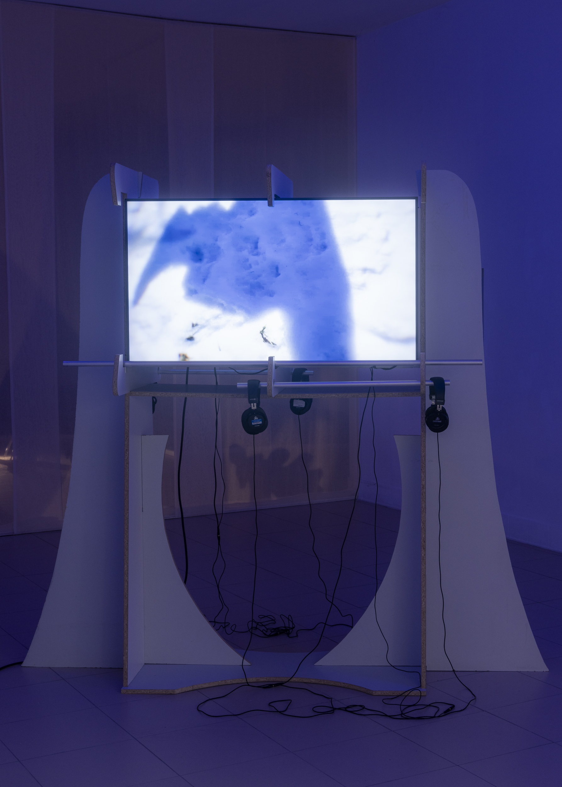 Julia Tröscher, Nowhere, knowwhere, now here, 2026, two-screen 4K video, 2x 16_9, 13’20 min, sound. rippling through by Natalija Gucheva & Julia Tröscher, 20.03 - 26.04.2026 at Komplot, Brussels. Image Jan Staiger