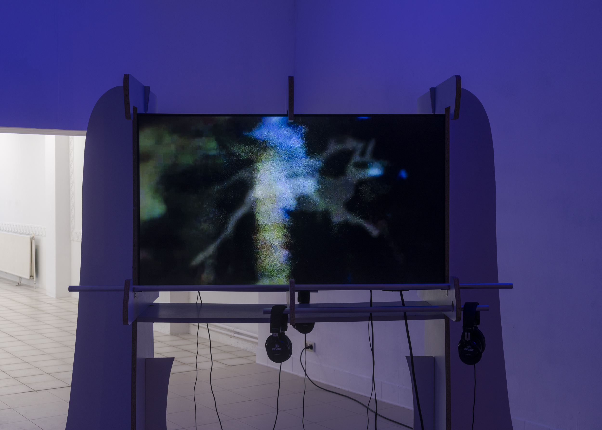Julia Tröscher, Nowhere, knowwhere, now here, 2026, two-screen 4K video, 2x 16_9, 13’20 min, sound. rippling through by Natalija Gucheva & Julia Tröscher, 20.03 - 26.04.2026 at Komplot, Brussels. Image Jan Staiger