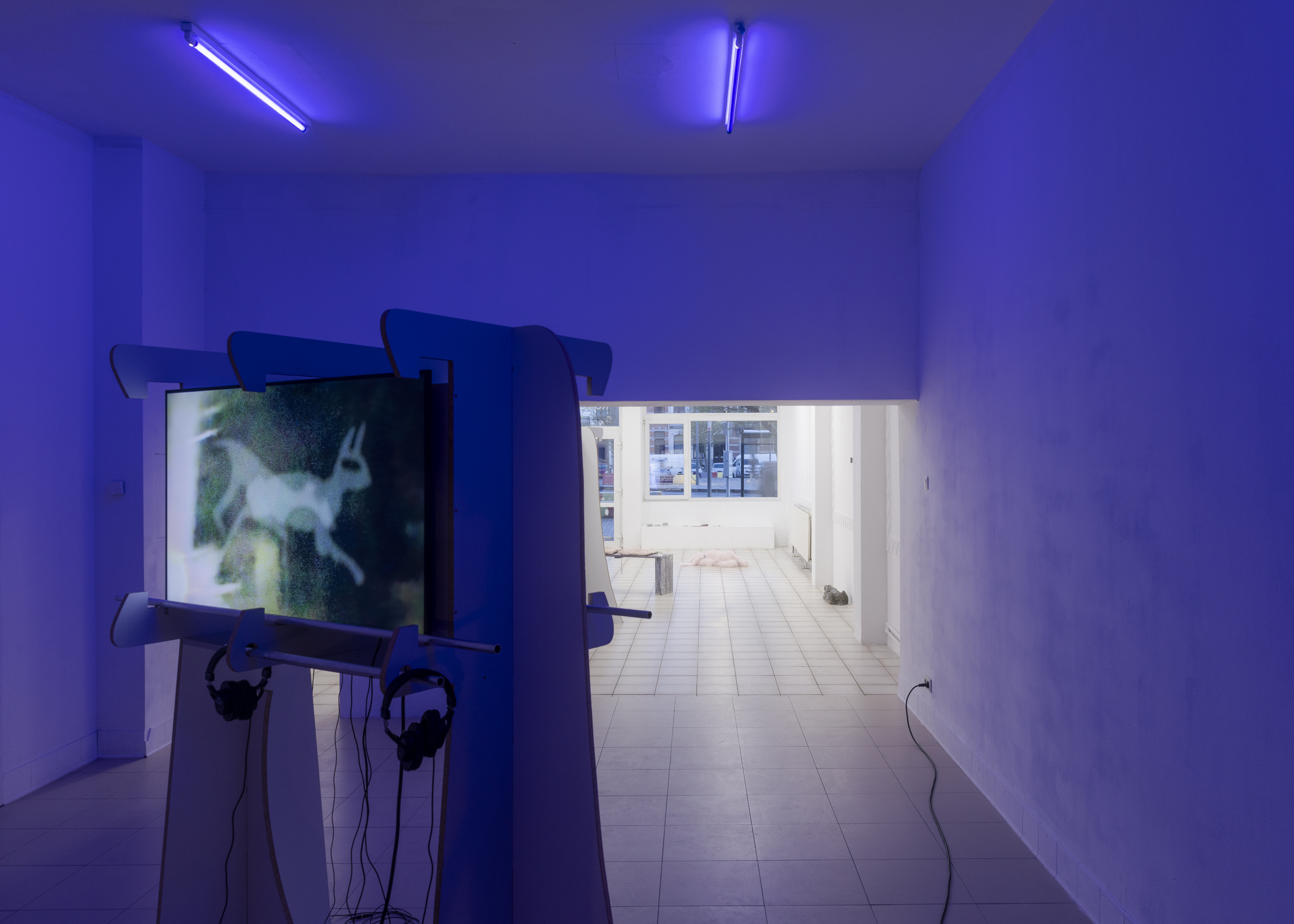 Julia Tröscher, Nowhere, knowwhere, now here, 2026, two-screen 4K video, 2x 16_9, 13’20 min, sound. rippling through by Natalija Gucheva & Julia Tröscher, 20.03 - 26.04.2026 at Komplot, Brussels. Image Jan Staiger