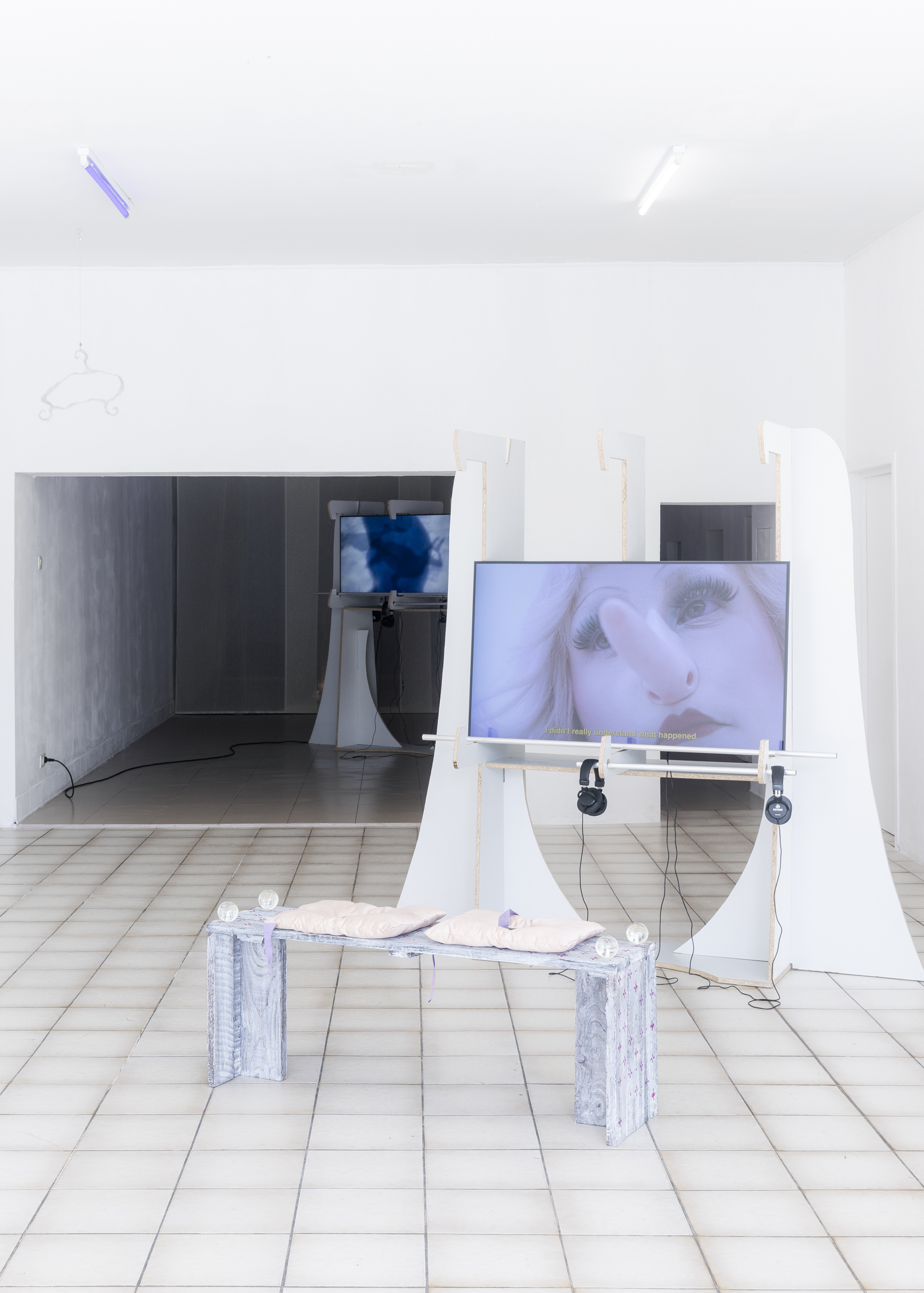 rippling through by Natalija Gucheva & Julia Tröscher, 20.03 - 26.04.2026, cur. by Camille Van Meenen, at Komplot, Brussels. Image Jan Staiger